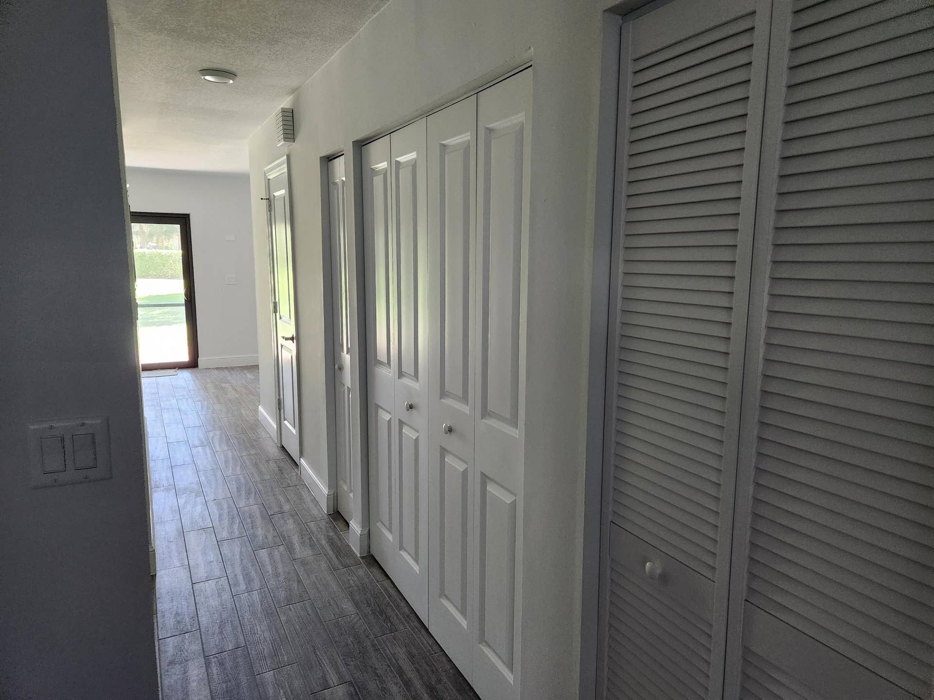 9885 Riverside Drive, Coral Springs, FL 33071 1st floor hallway