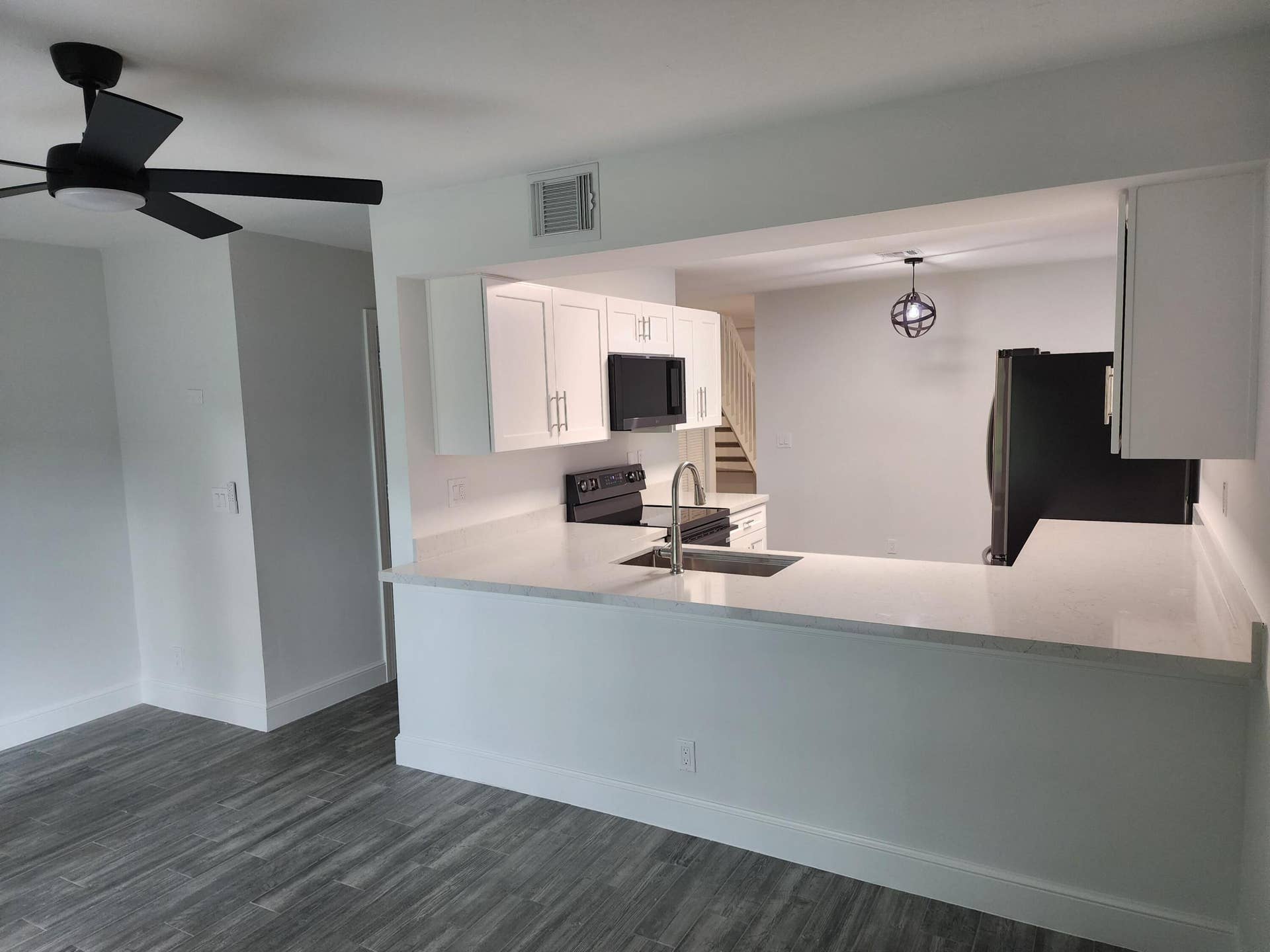 9885 Riverside Drive, Coral Springs, FL 33071 Back room pass through to kitchen