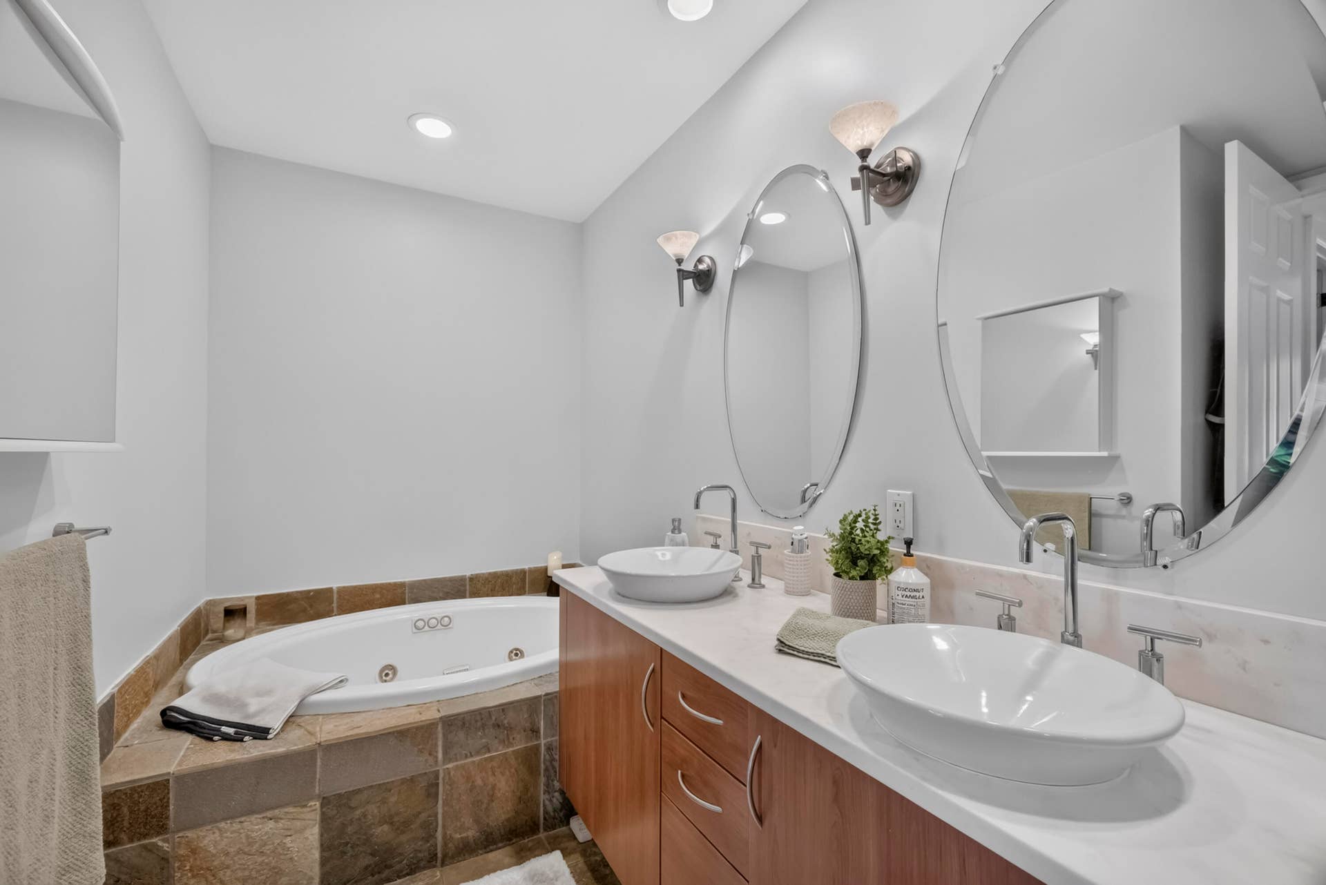 2631 NE 14TH Avenue, #216, Wilton Manors, FL 33334 Primary Bathroom