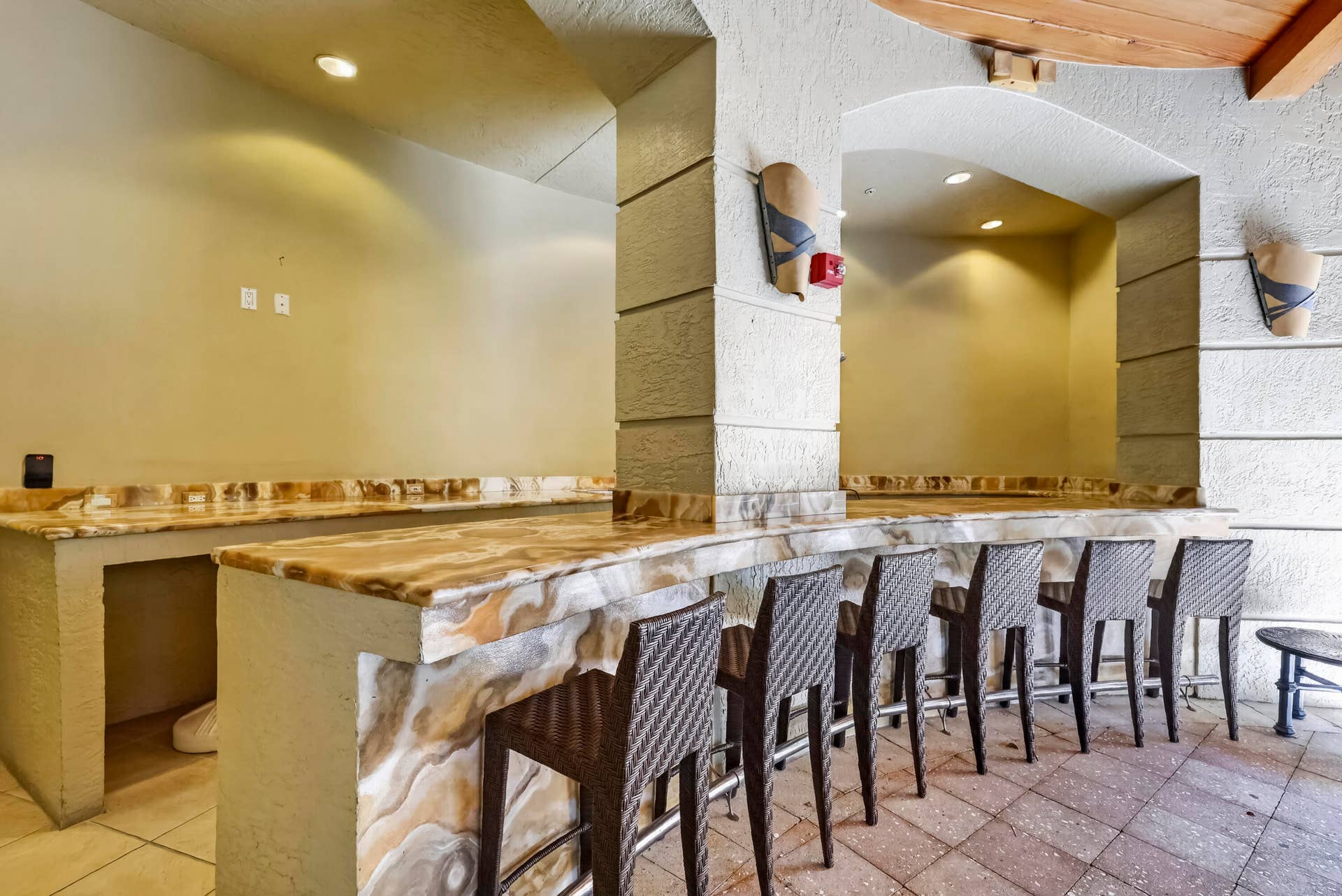 2631 NE 14TH Avenue, #216, Wilton Manors, FL 33334 Covered outdoor kitchen