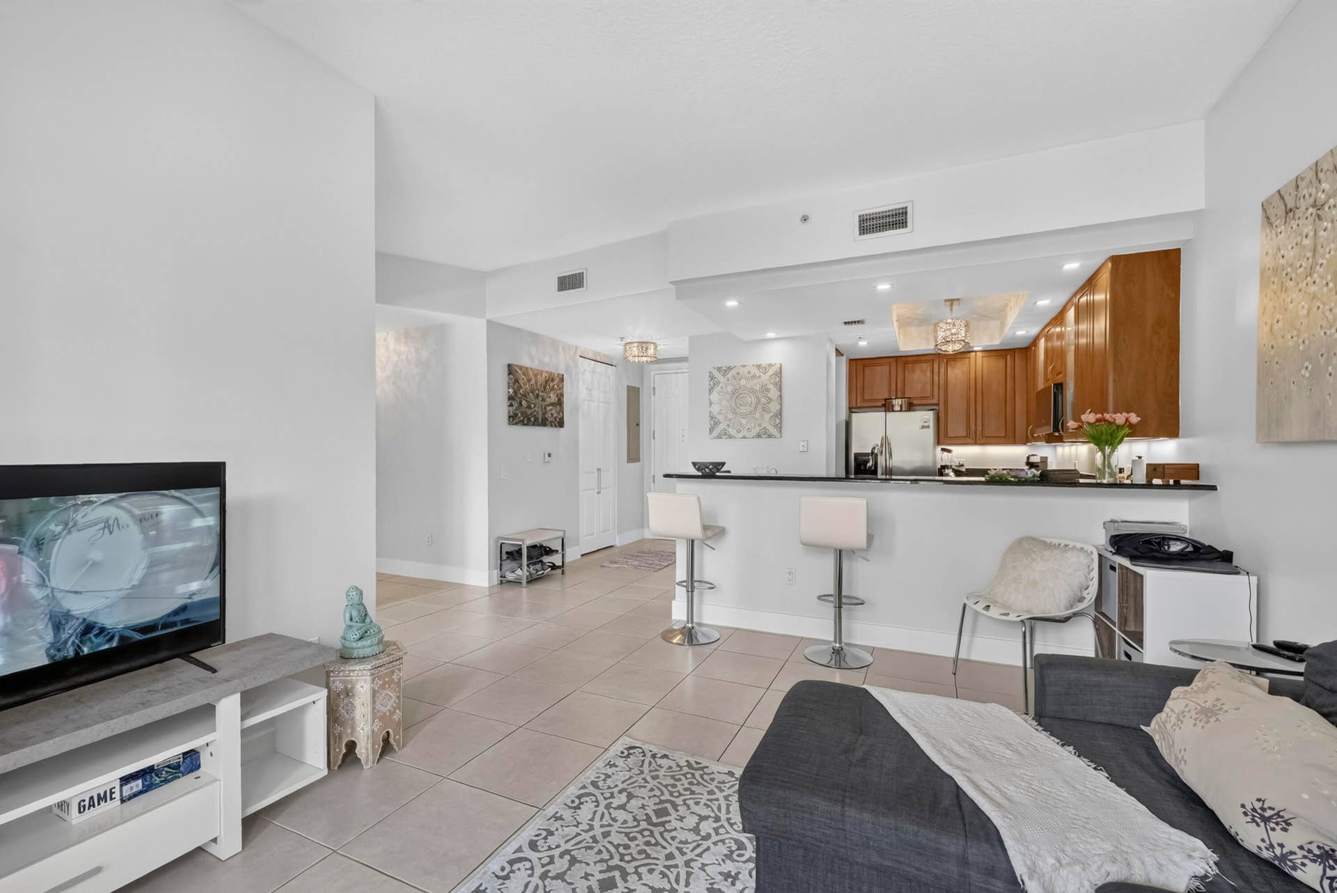 2631 NE 14TH Avenue, #216, Wilton Manors, FL 33334 Living room & kitchen