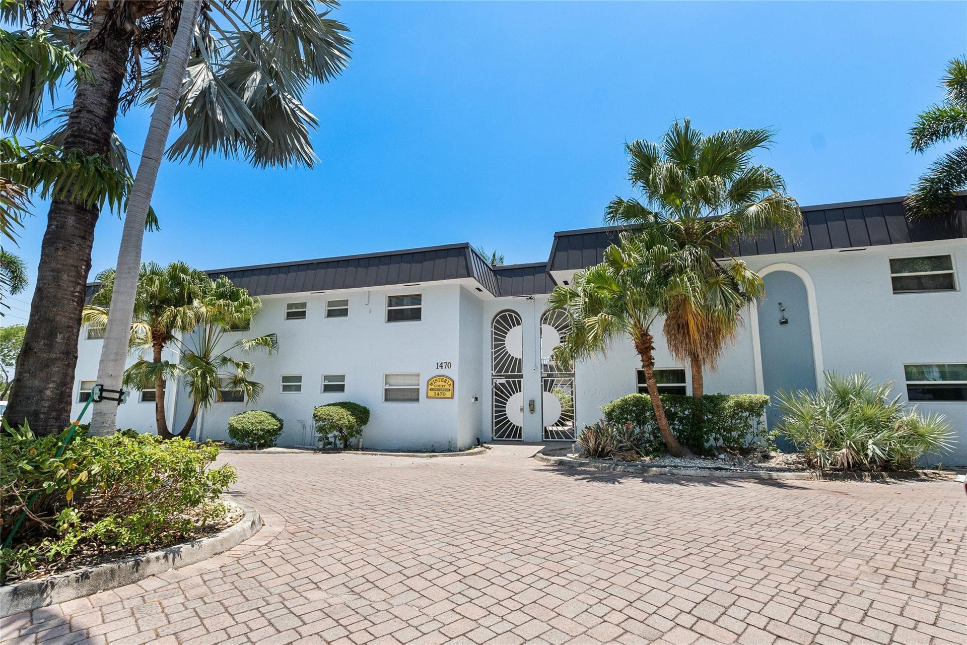 1470 N DIXIE Highway, #19, Fort Lauderdale, Fort Lauderdale, FL 33304 New roof and freshly painted 40 year done