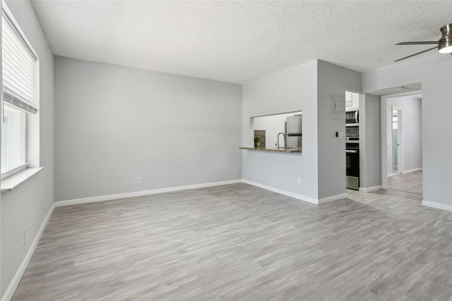 1470 N DIXIE Highway, #19, Fort Lauderdale, Fort Lauderdale, FL 33304 Open pass thru marble countertop