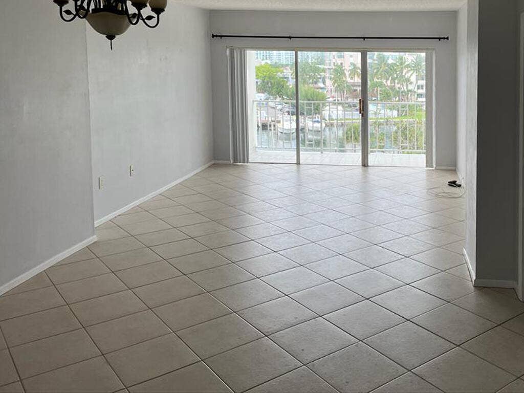 300 BAYVIEW Drive, #403, Sunny Isles Beach, FL 33160 Living Area