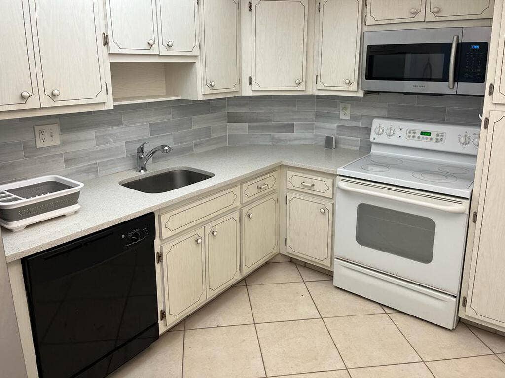 300 BAYVIEW Drive, #403, Sunny Isles Beach, FL 33160 Kitchen III