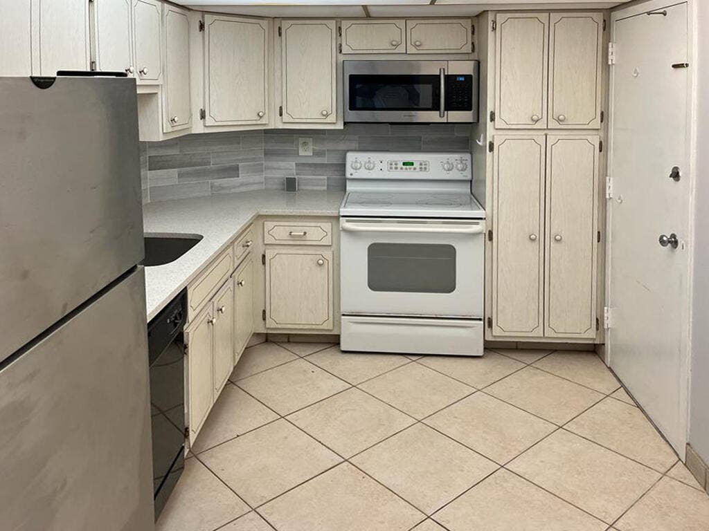 300 BAYVIEW Drive, #403, Sunny Isles Beach, FL 33160 Kitchen