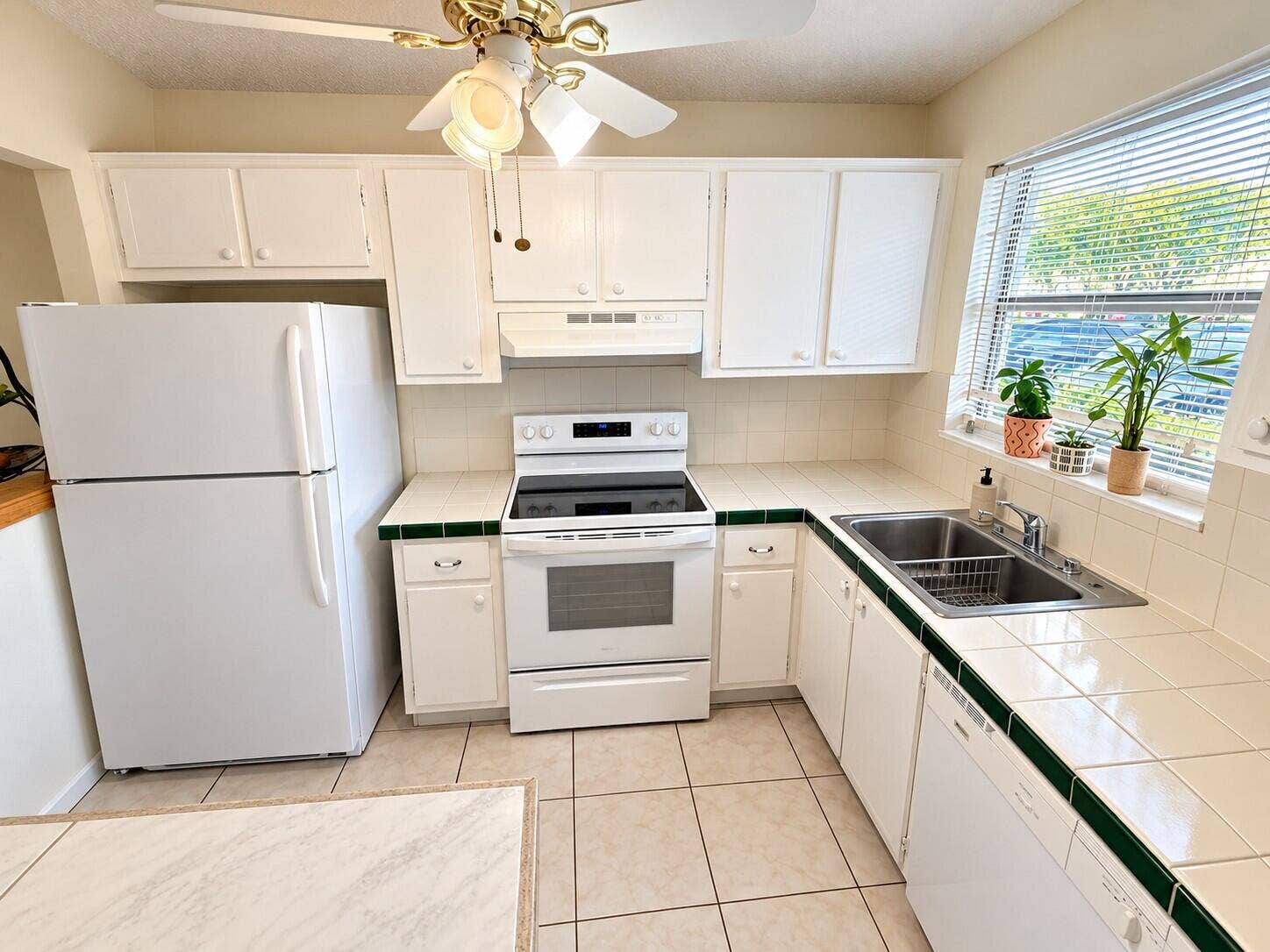 8345 SUNRISE LAKES Boulevard, #109, Sunrise, FL 33322 Modern U-Shaped Kitchen