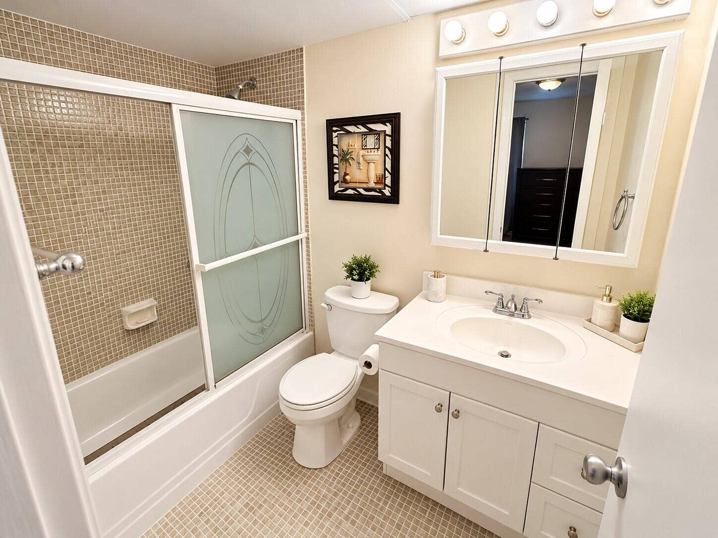 8345 SUNRISE LAKES Boulevard, #109, Sunrise, FL 33322 Tiled Bathroom