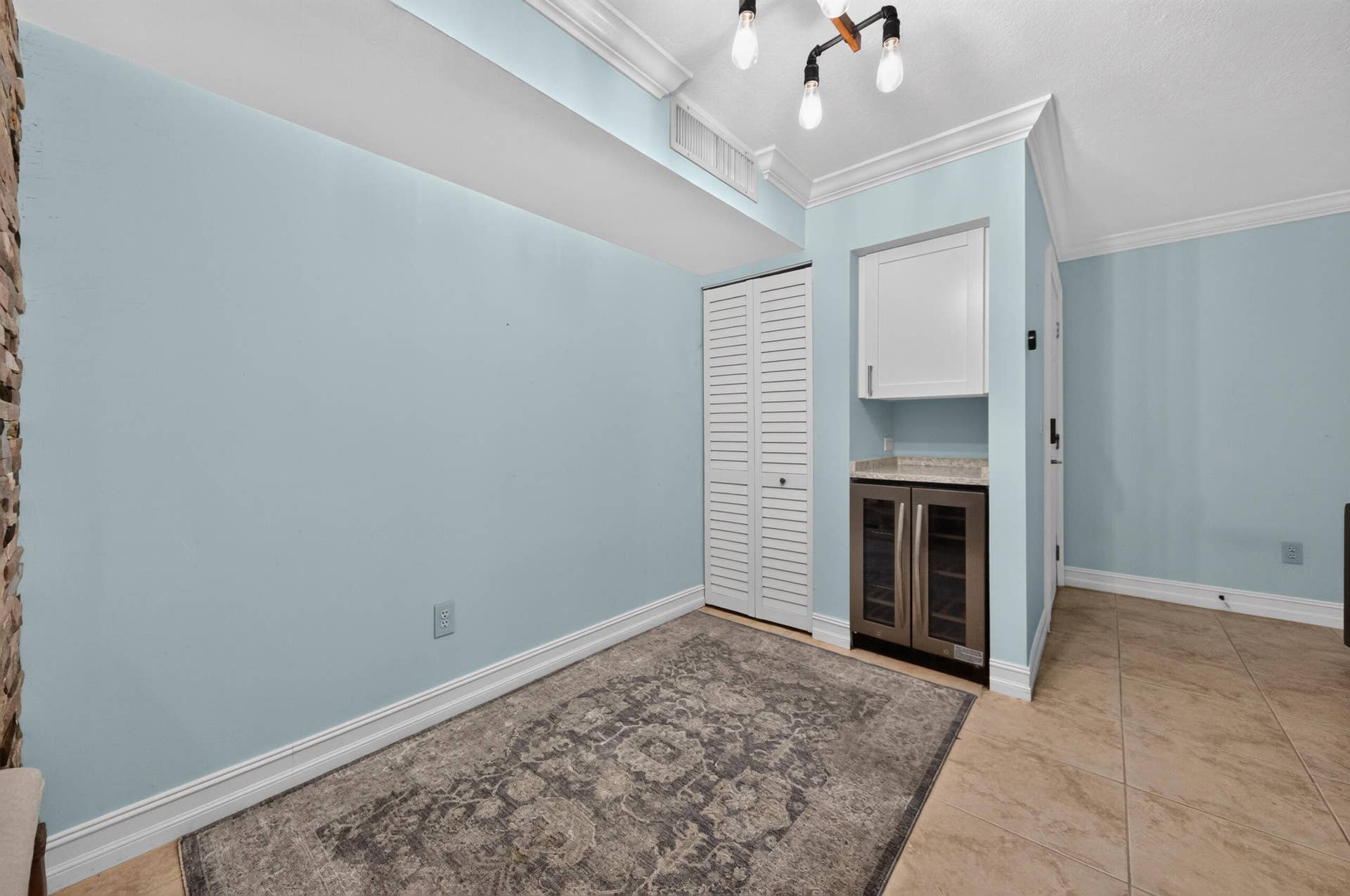 131 Yacht Club Way, #109, Hypoluxo, FL 33462 dining room, custom bar