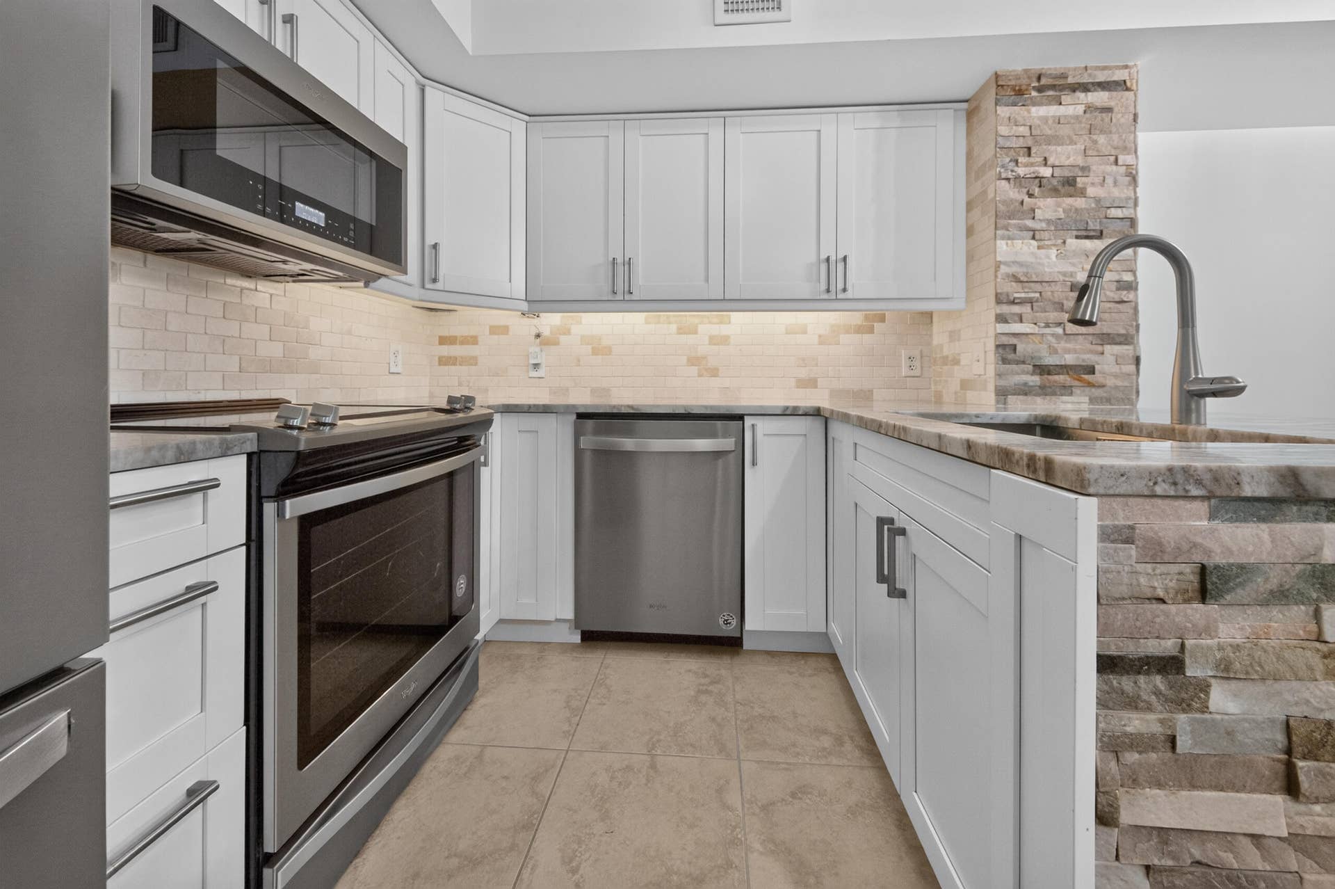 131 Yacht Club Way, #109, Hypoluxo, FL 33462 Whirlpool Stainless appliance package