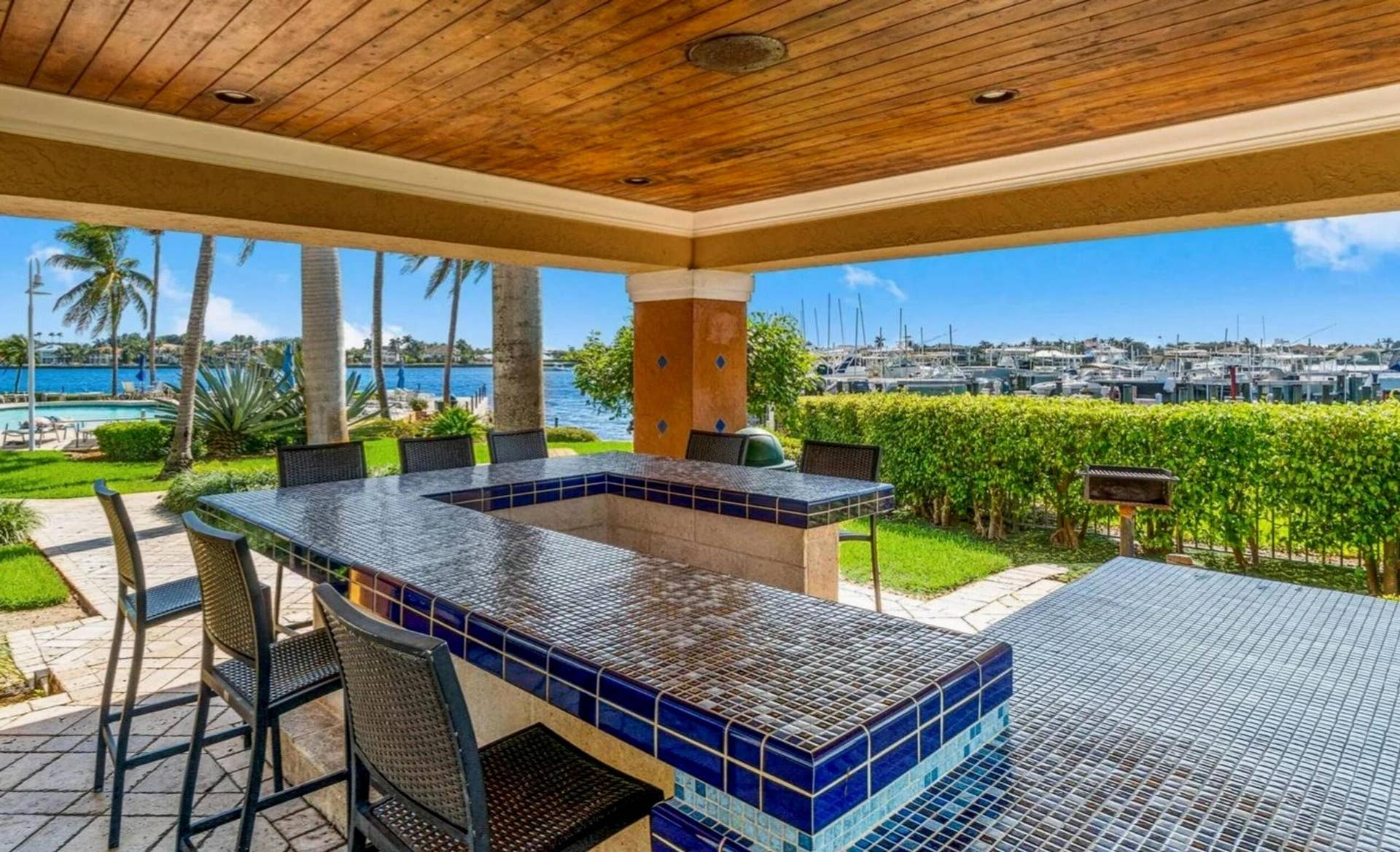 131 Yacht Club Way, #109, Hypoluxo, FL 33462 tiki, grill area