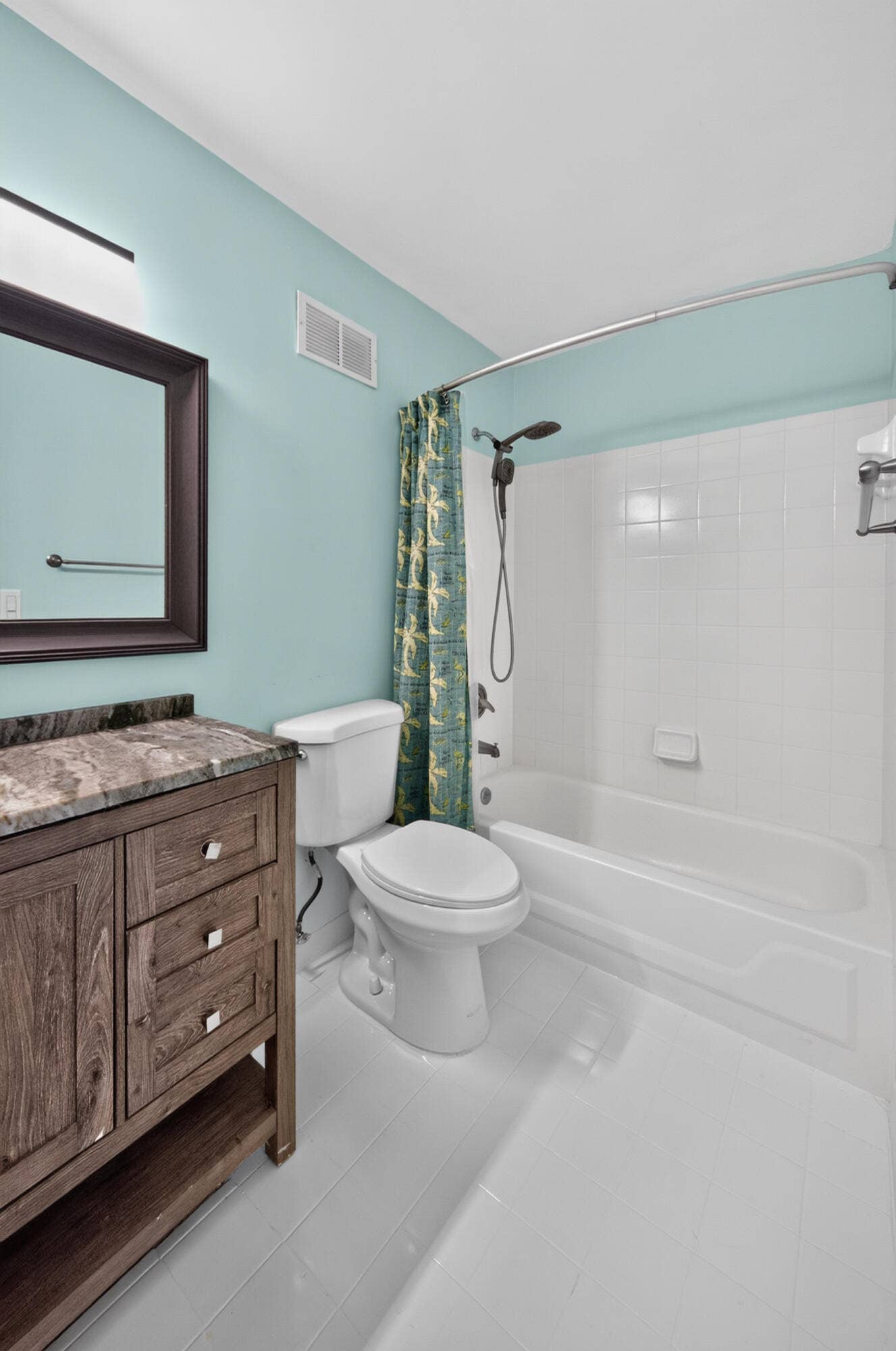131 Yacht Club Way, #109, Hypoluxo, FL 33462 primary bathroom