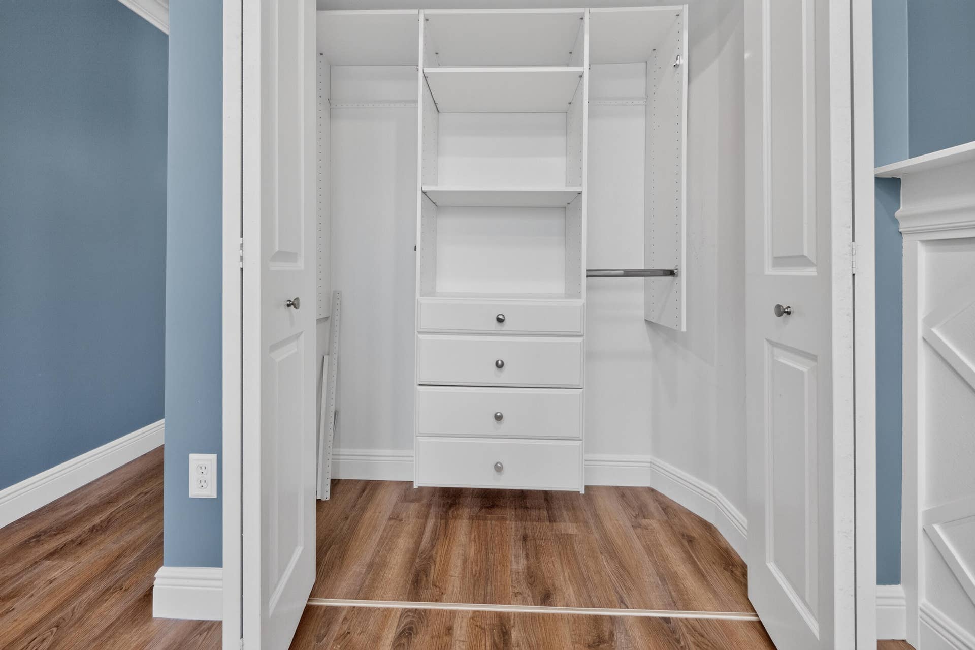 131 Yacht Club Way, #109, Hypoluxo, FL 33462 guest bedroom built-in closet