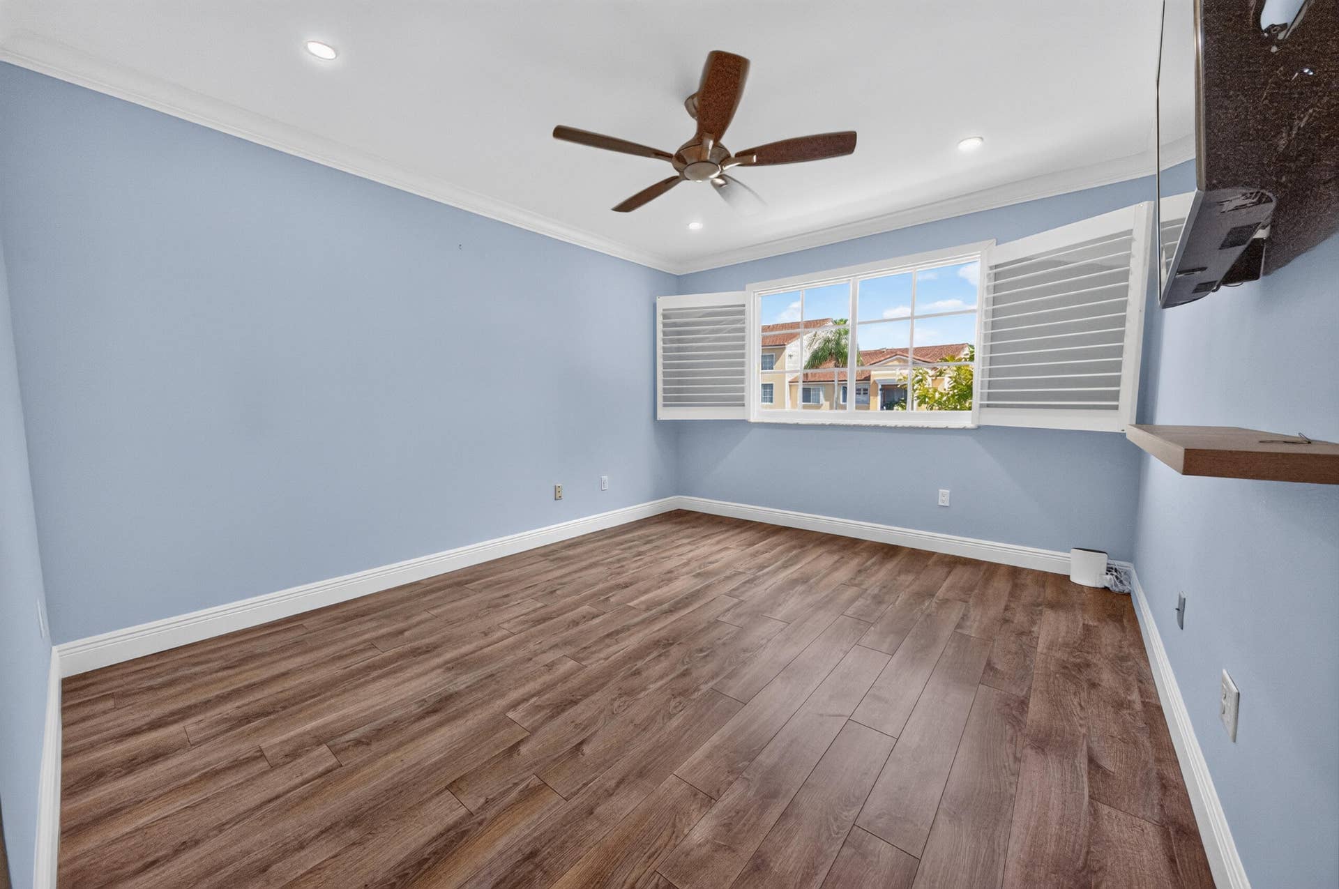 131 Yacht Club Way, #109, Hypoluxo, FL 33462 primary bedroom, plantation shutters