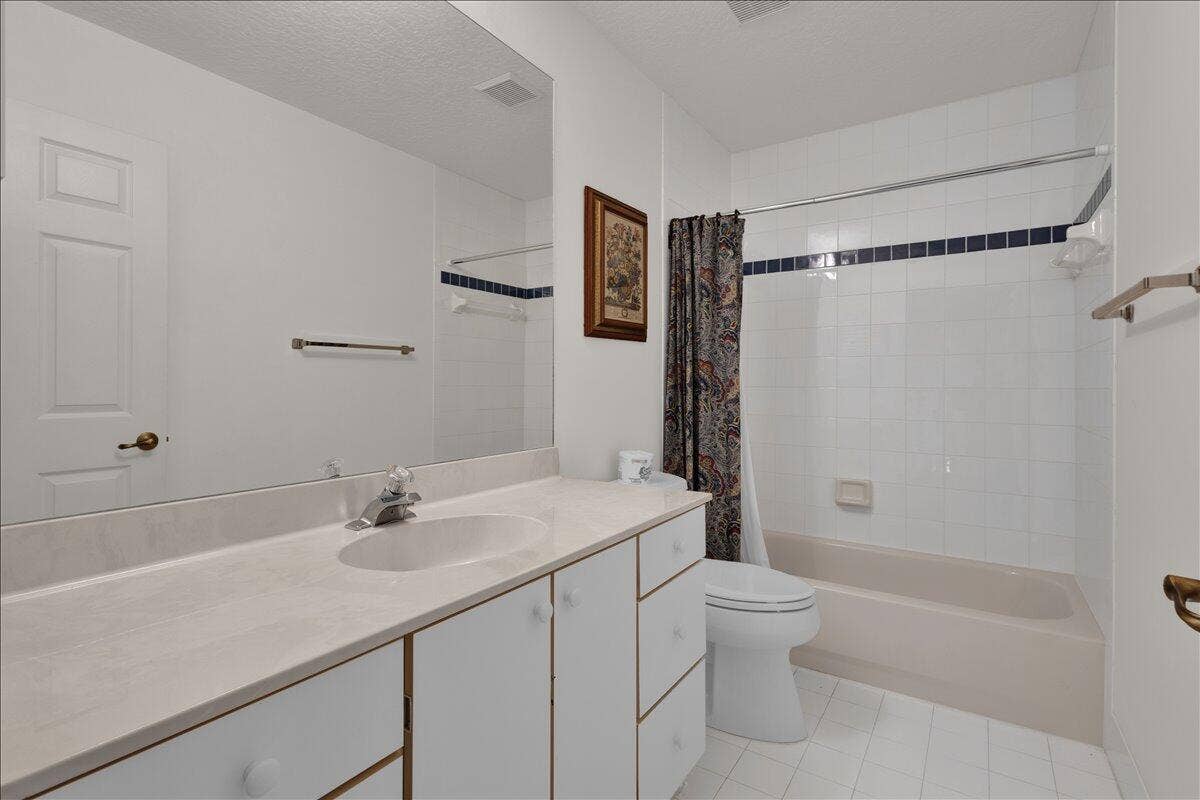 7119 SE Twin Oaks Circle, Stuart, FL 34997 Guest Bathroom