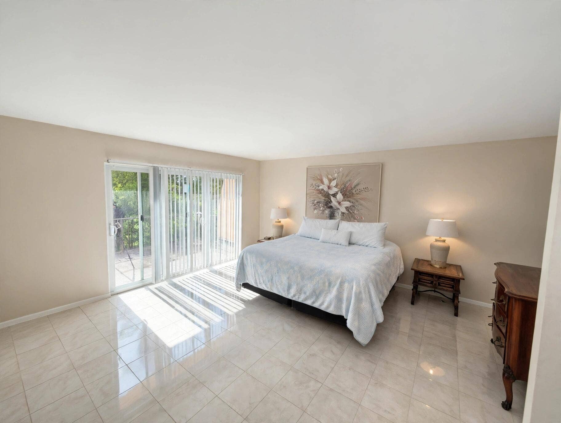 bright_real_estate_bedroom
