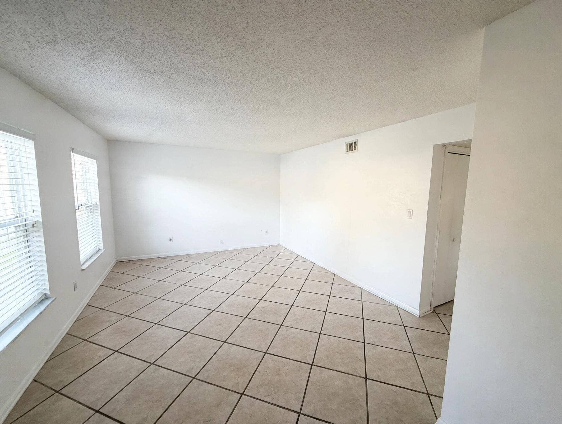 Living room / Furniture removed with AI