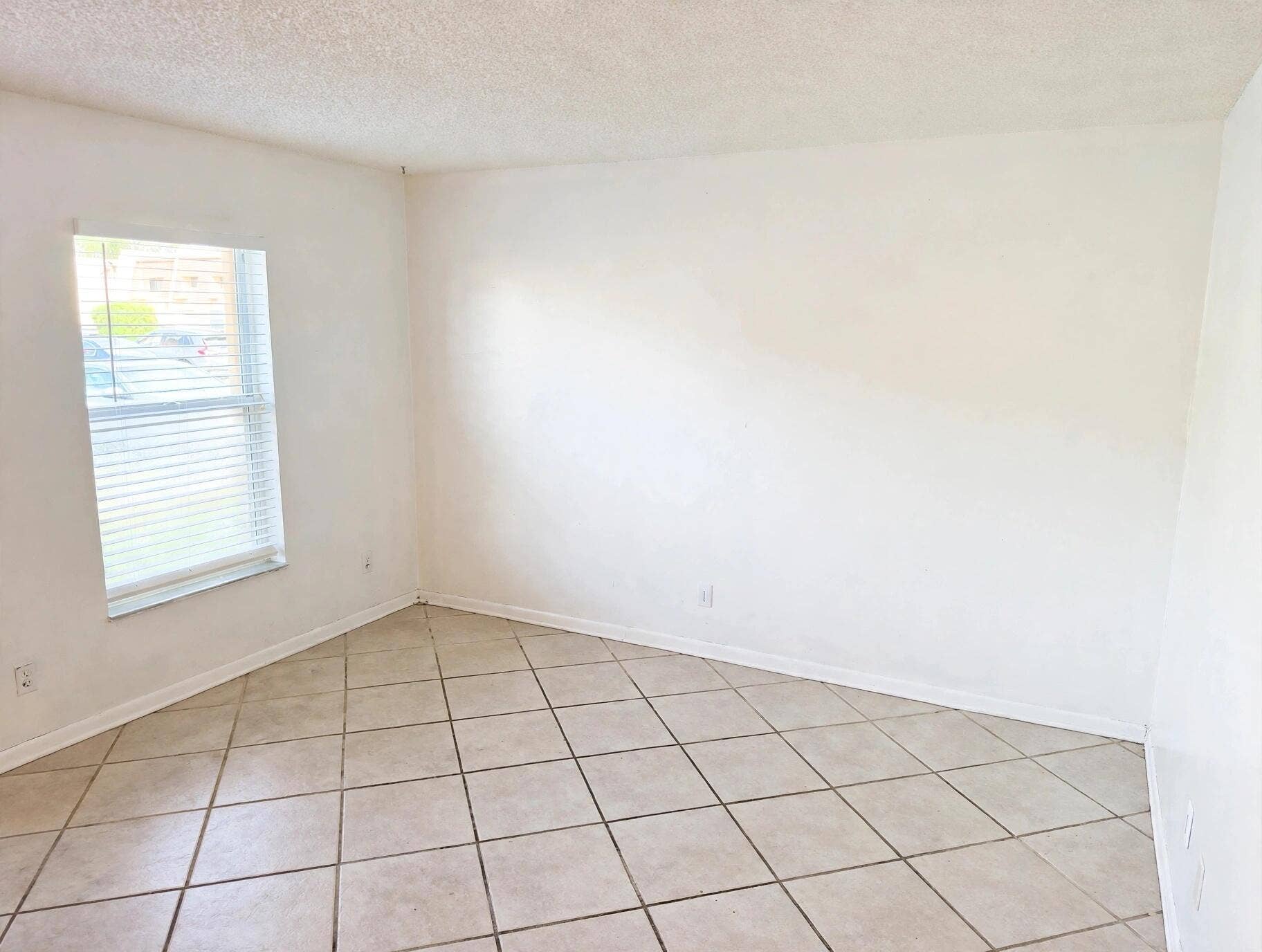 Living room / Furniture removed with AI
