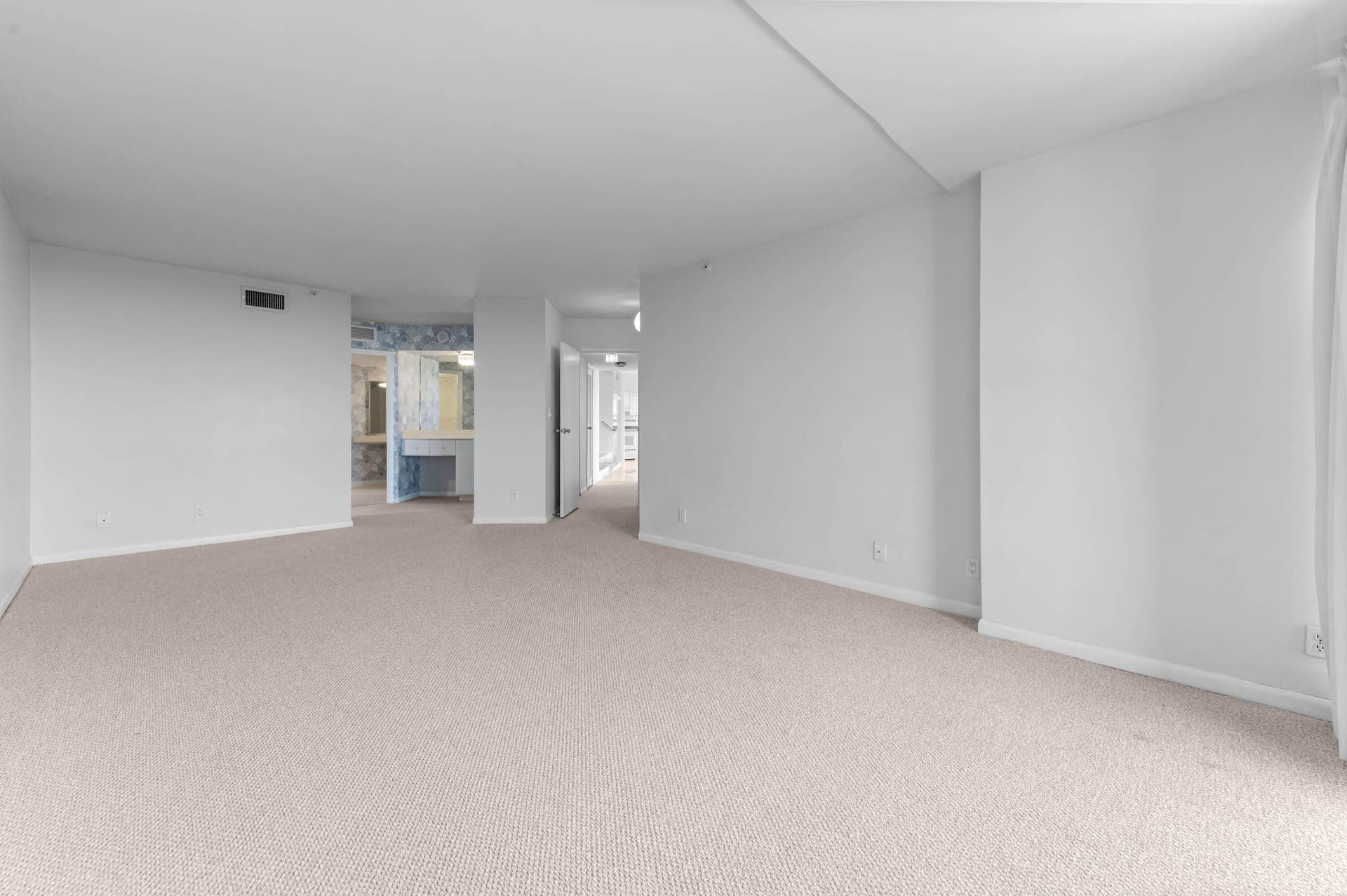 1900 CONSULATE Place, #1004, West Palm Beach, FL 33401 28 Bedroom 02