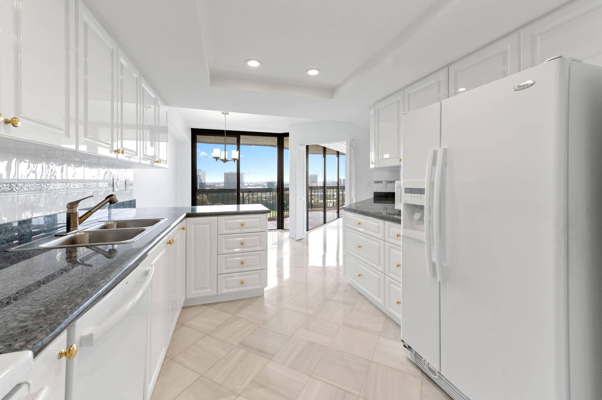 1900 CONSULATE Place, #1004, West Palm Beach, FL 33401 17 Kitchen 03