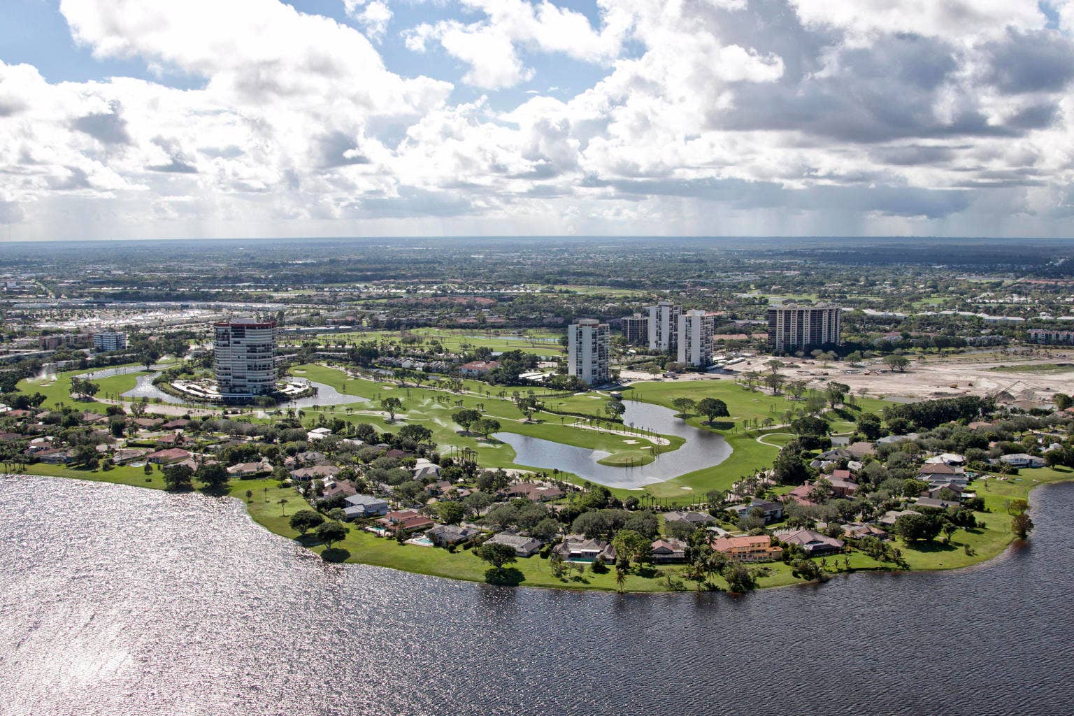 1900 CONSULATE Place, #1004, West Palm Beach, FL 33401 THE LANDS OF THE PRESIDENT