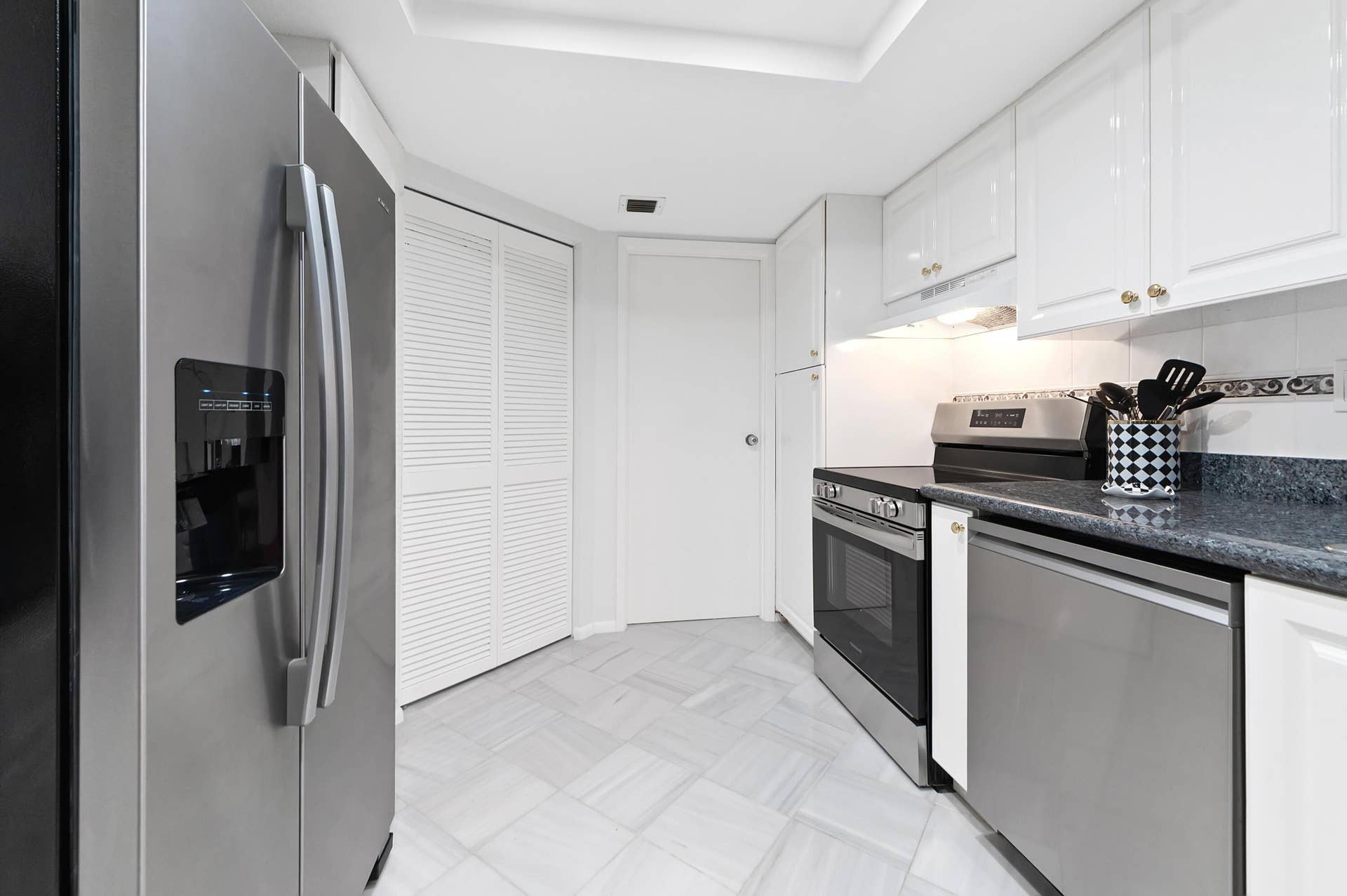 1900 CONSULATE Place, #1004, West Palm Beach, FL 33401 NEW APPLIANCES