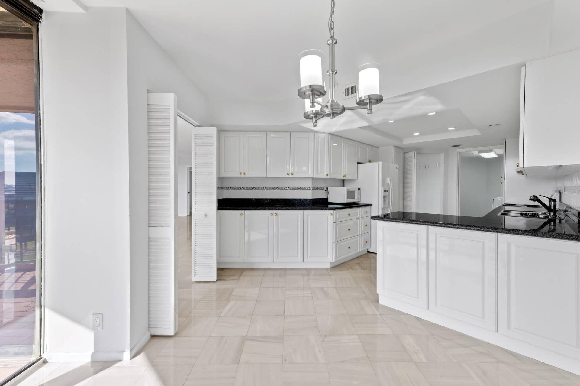 1900 CONSULATE Place, #1004, West Palm Beach, FL 33401 EAT IN KITCHEN