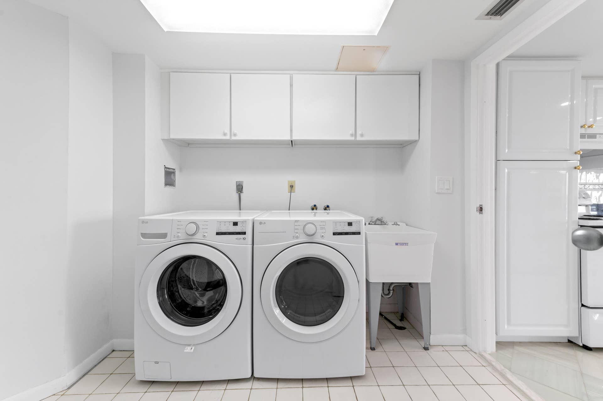 1900 CONSULATE Place, #1004, West Palm Beach, FL 33401 18 laundry room 01