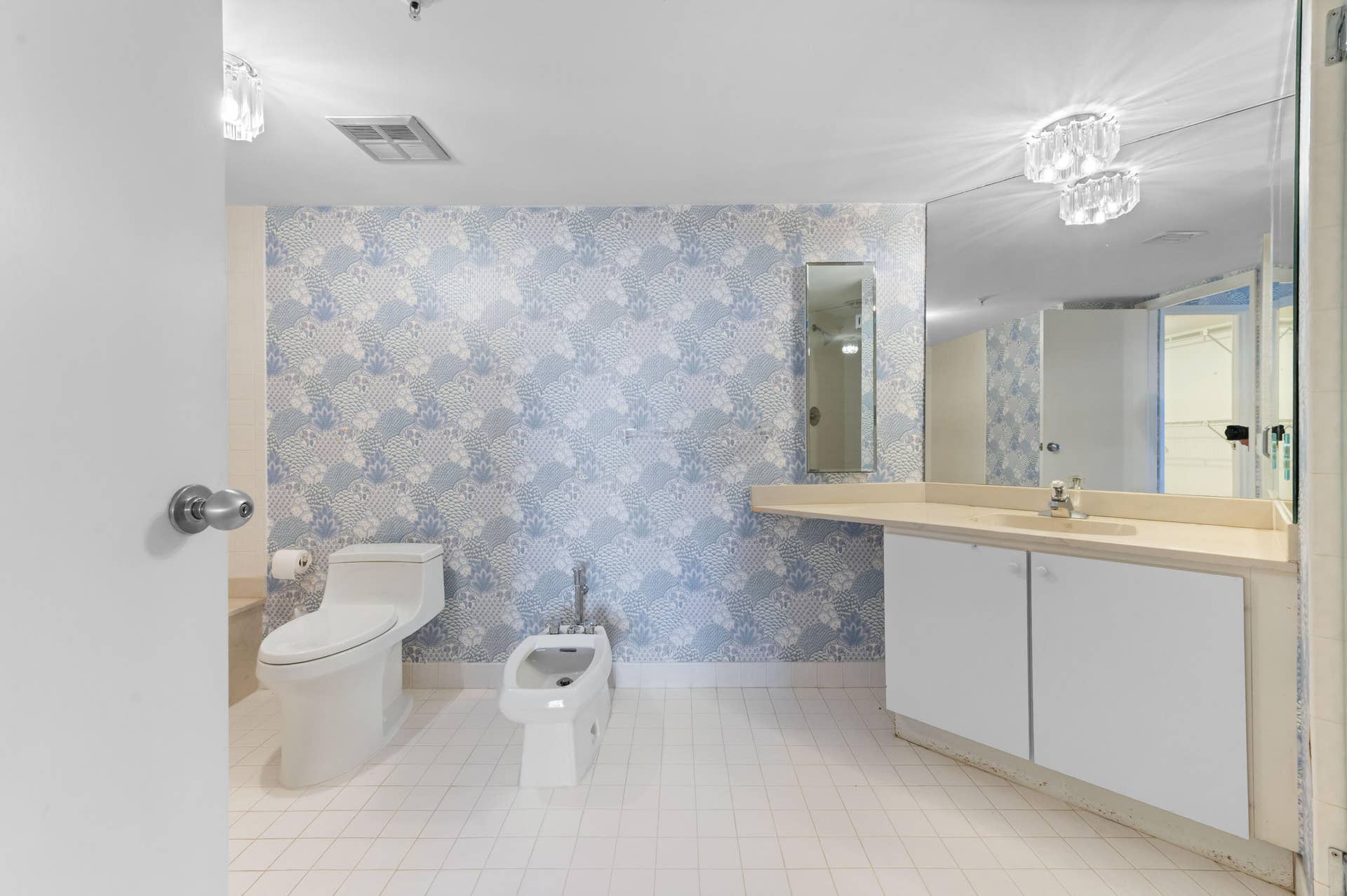 1900 CONSULATE Place, #1004, West Palm Beach, FL 33401 31 Bathroom 02