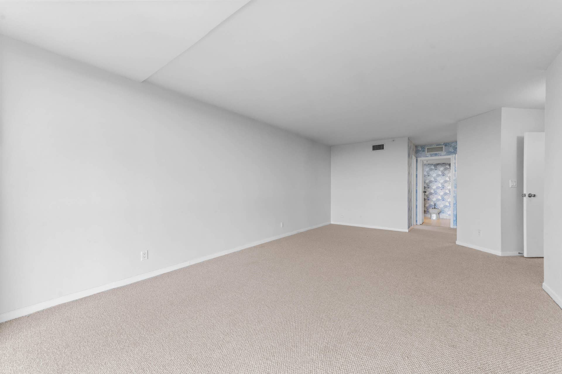 1900 CONSULATE Place, #1004, West Palm Beach, FL 33401 29 Bedroom 03