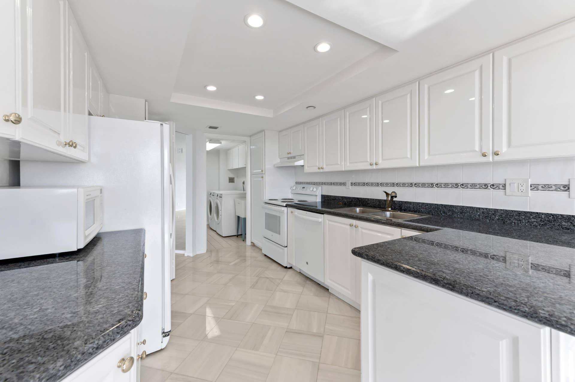 1900 CONSULATE Place, #1004, West Palm Beach, FL 33401 15 Kitchen 01
