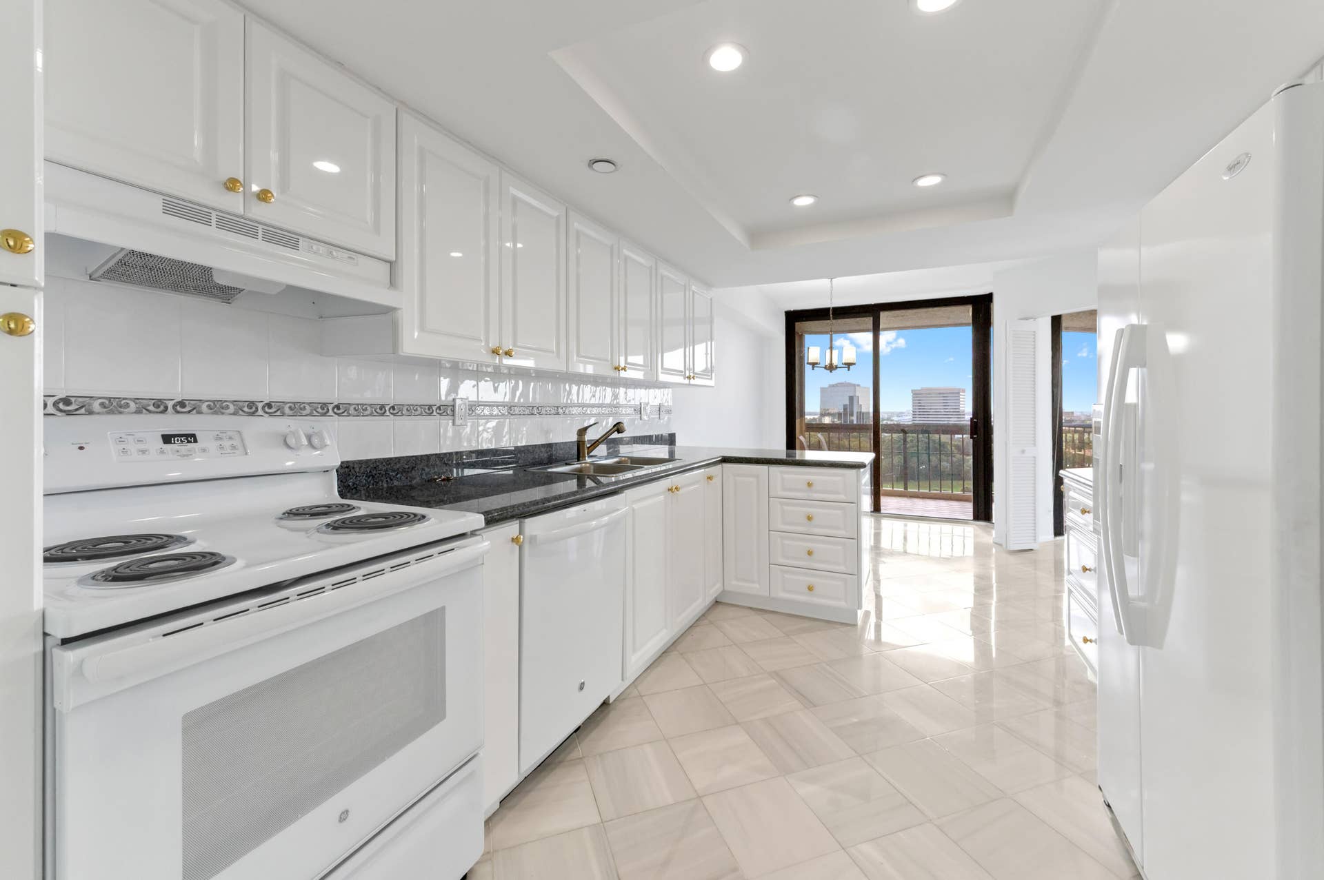 1900 CONSULATE Place, #1004, West Palm Beach, FL 33401 16 Kitchen 02