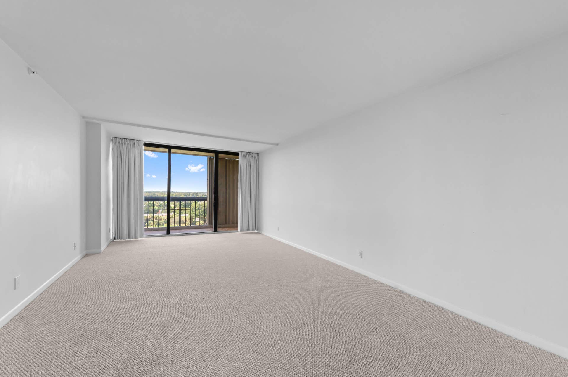 1900 CONSULATE Place, #1004, West Palm Beach, FL 33401 27 Bedroom 01
