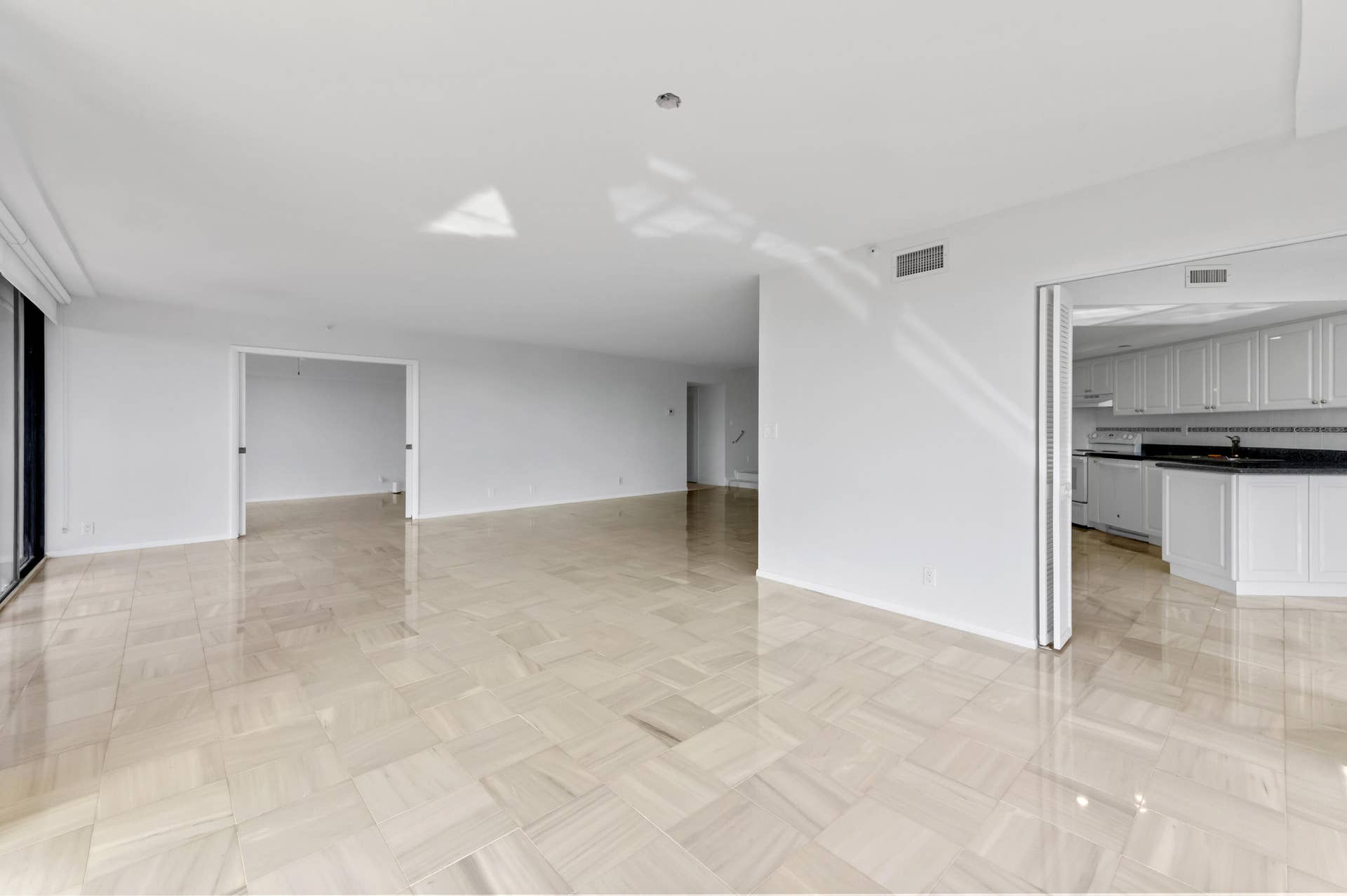 1900 CONSULATE Place, #1004, West Palm Beach, FL 33401 10 Living Room 07