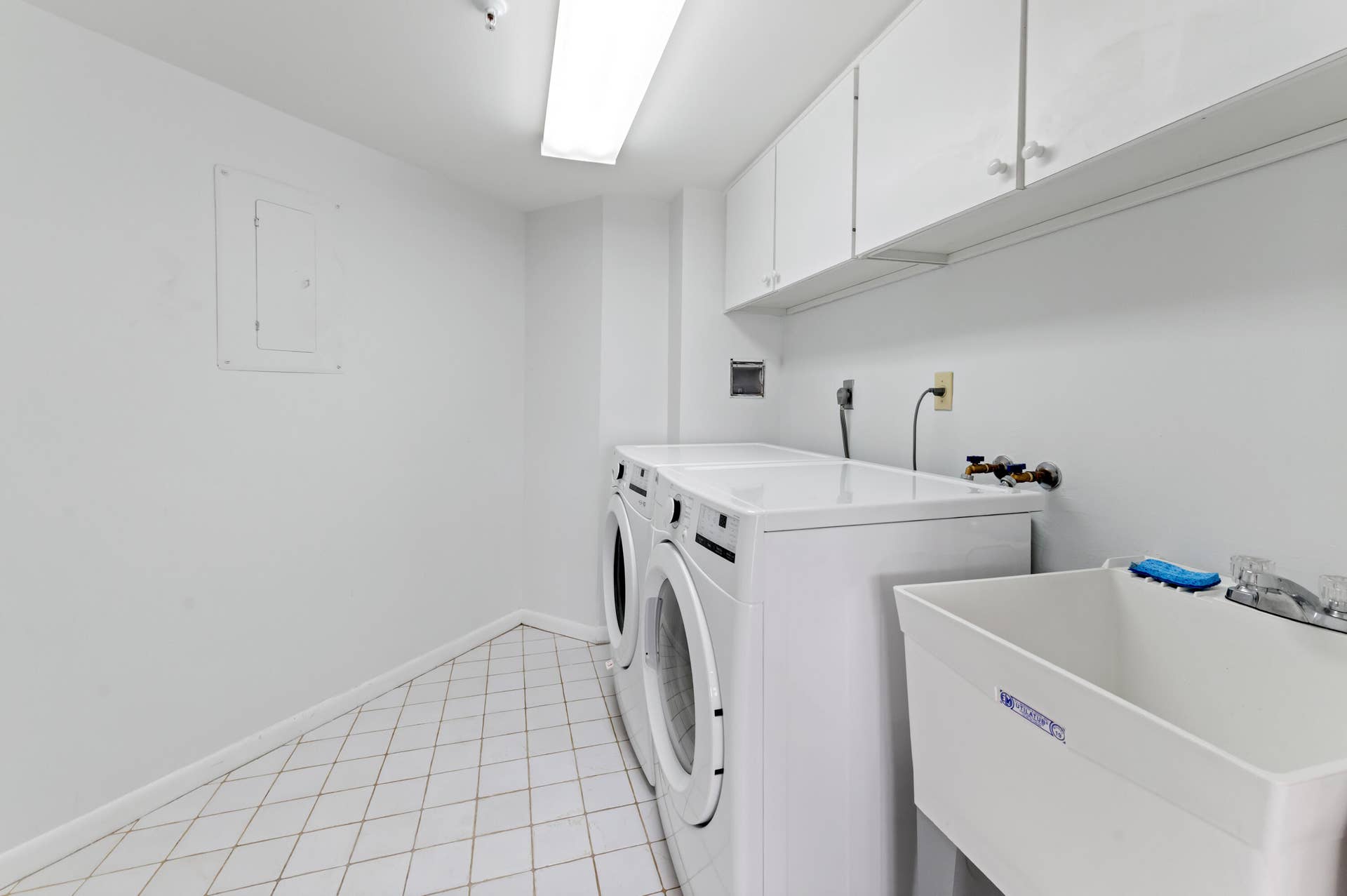 1900 CONSULATE Place, #1004, West Palm Beach, FL 33401 19 laundry room 02
