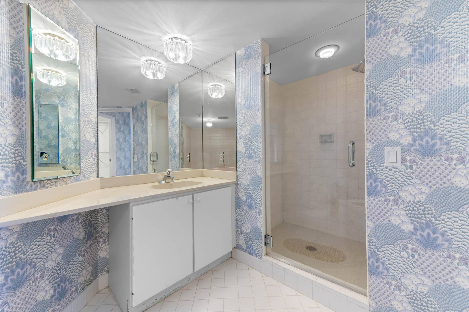 1900 CONSULATE Place, #1004, West Palm Beach, FL 33401 33 Bathroom 04
