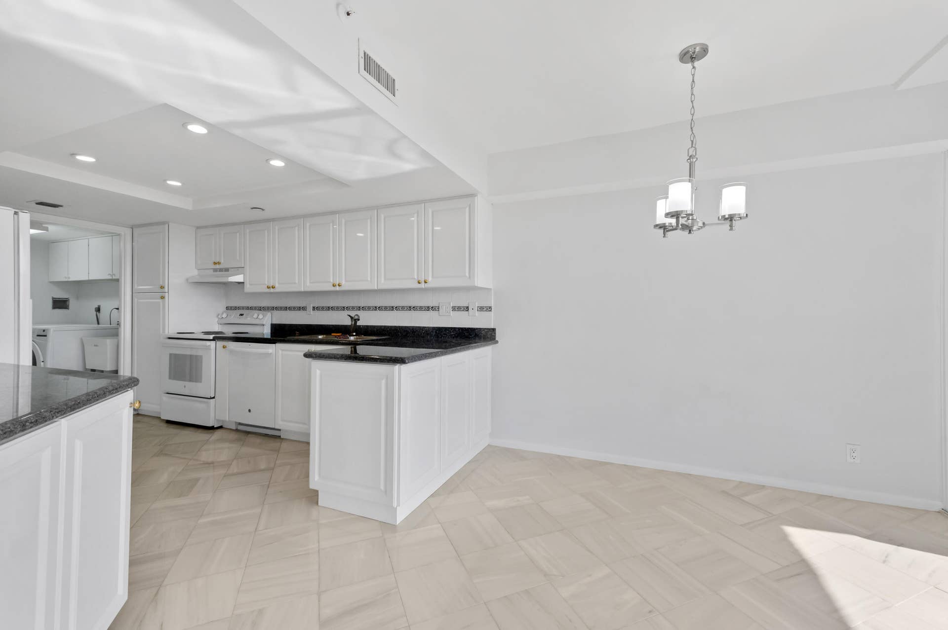 1900 CONSULATE Place, #1004, West Palm Beach, FL 33401 EAT IN KITCHEN