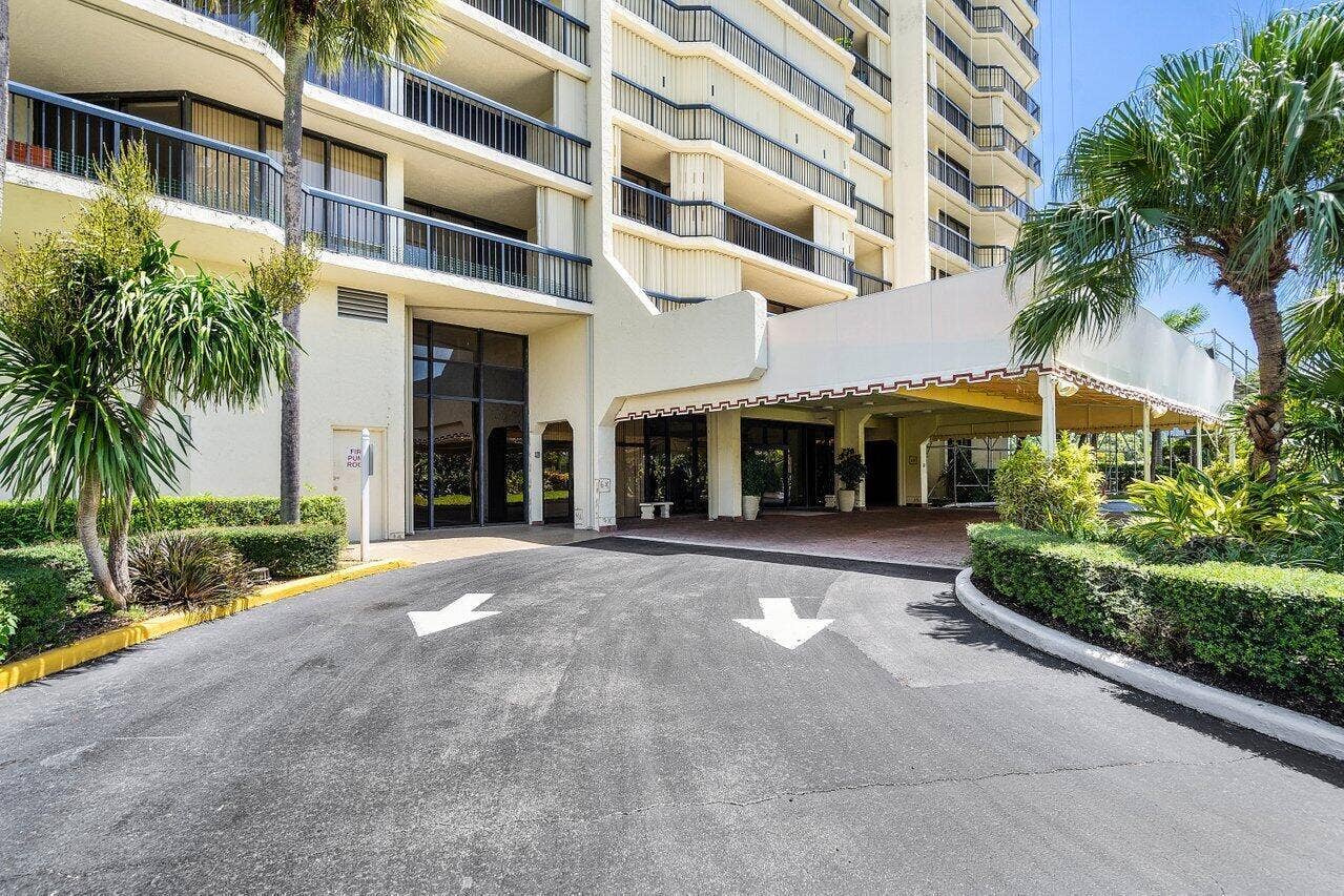1900 CONSULATE Place, #1004, West Palm Beach, FL 33401 THE CONSULATE DRIVEWAY