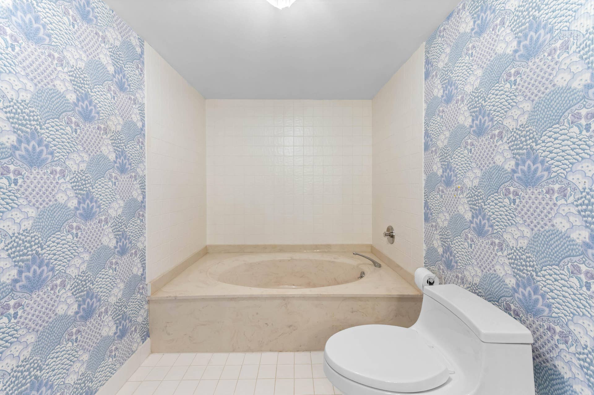 1900 CONSULATE Place, #1004, West Palm Beach, FL 33401 32 Bathroom 03