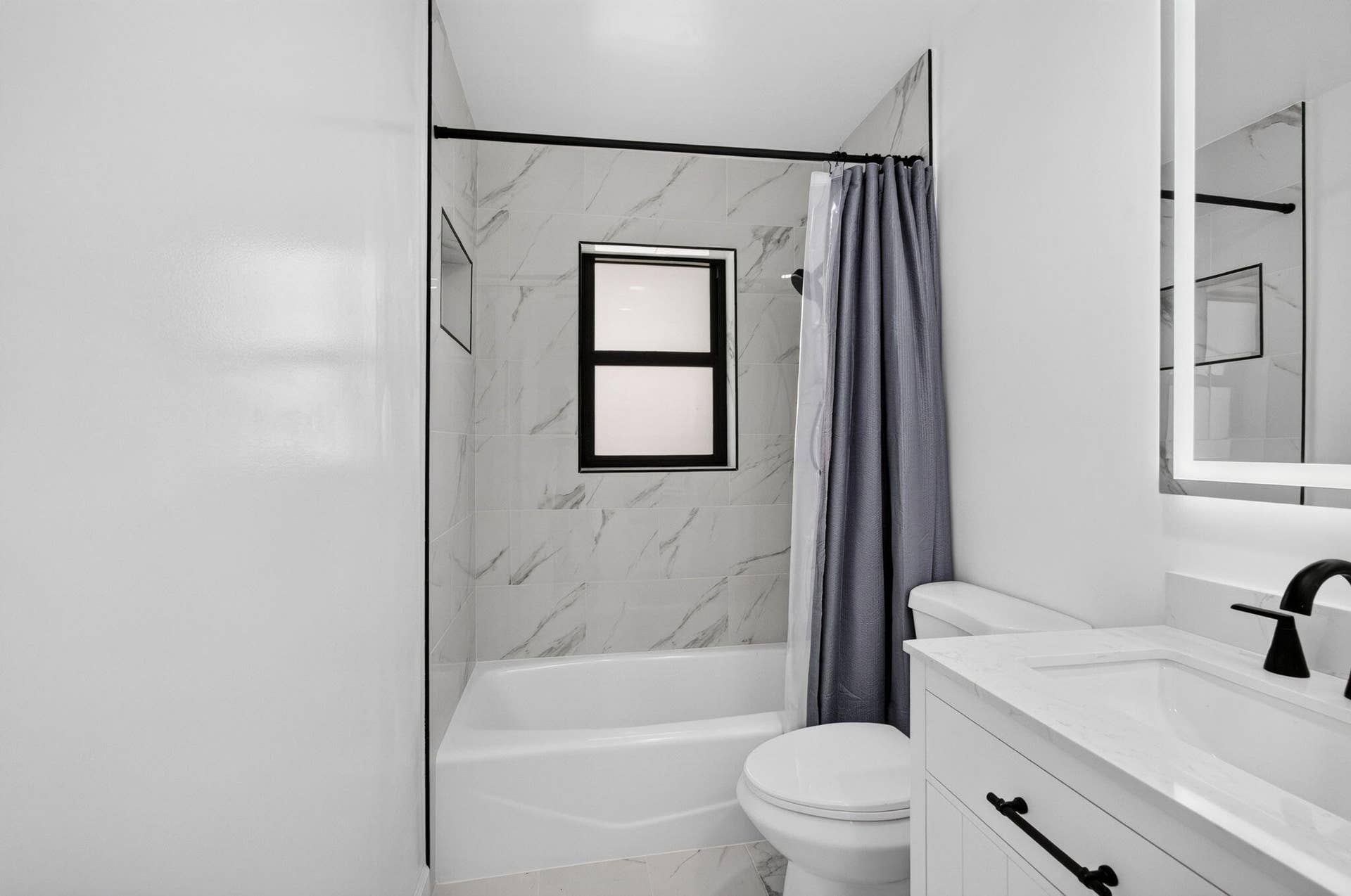 3776 DOGWOOD Avenue, Palm Beach Gardens, FL 33410 Bathroom 2 / Tub Shower combo