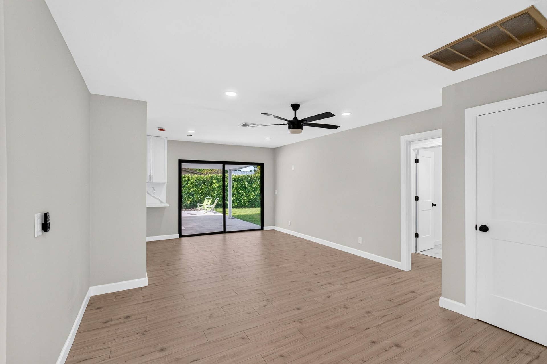 3776 DOGWOOD Avenue, Palm Beach Gardens, FL 33410 family room area