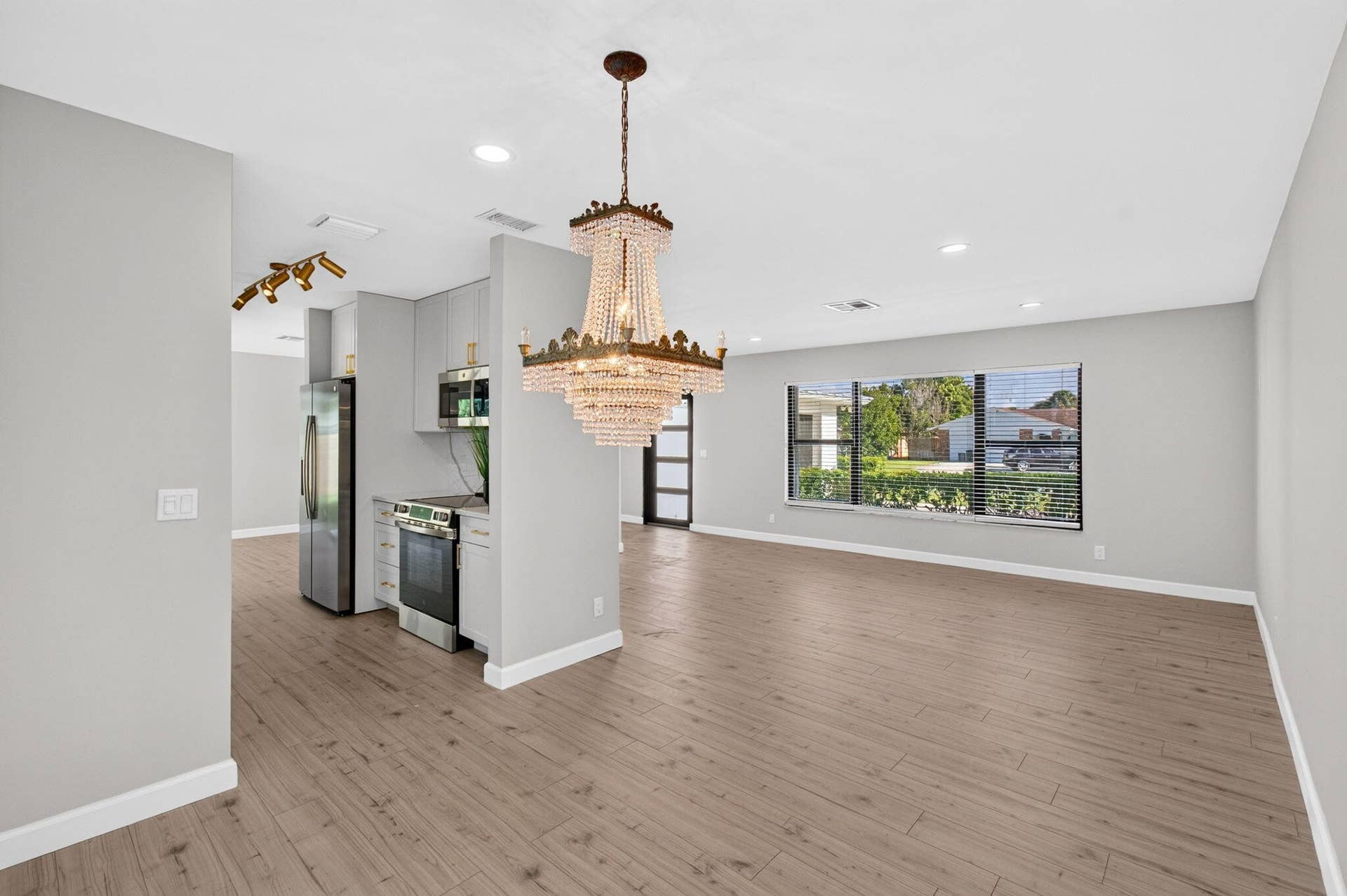 3776 DOGWOOD Avenue, Palm Beach Gardens, FL 33410 Dining with entrance to kitchen