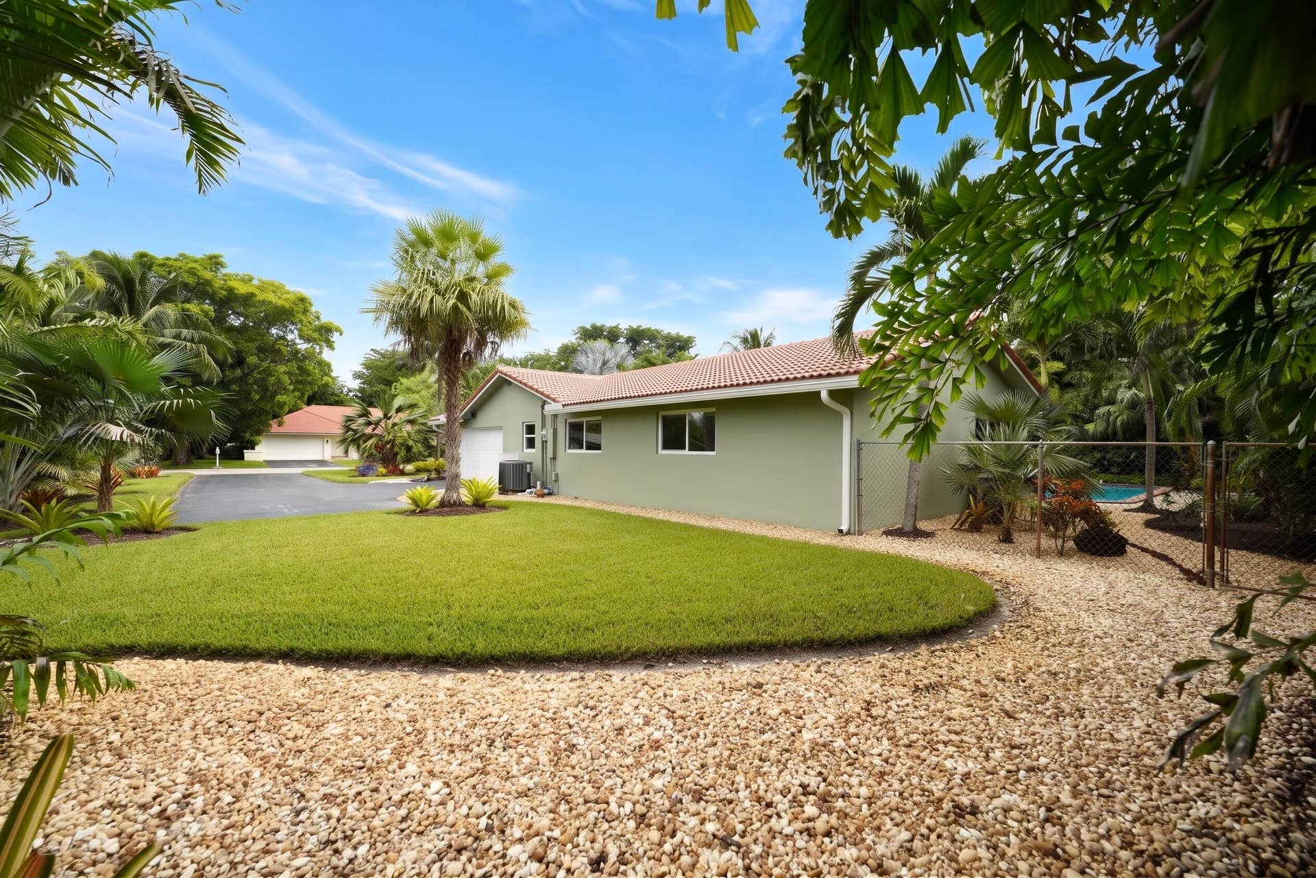 10850 NW 33RD Street, Coral Springs, FL 33065 Huge Side yard