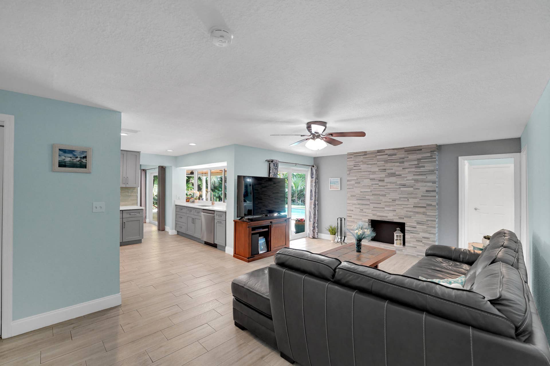 10850 NW 33RD Street, Coral Springs, FL 33065 Family Room with fireplace