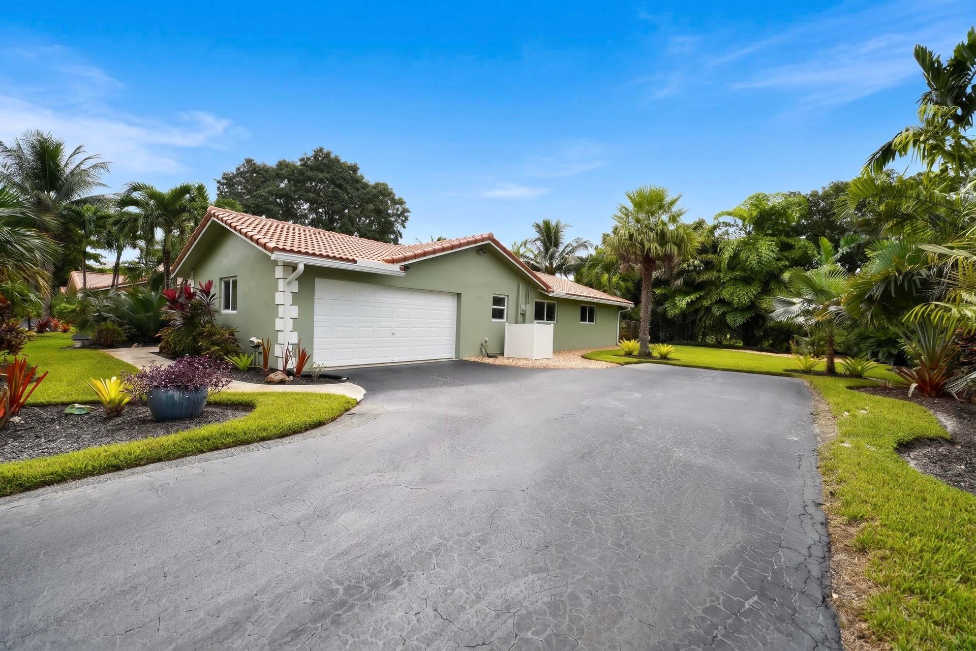10850 NW 33RD Street, Coral Springs, FL 33065 Large parking area