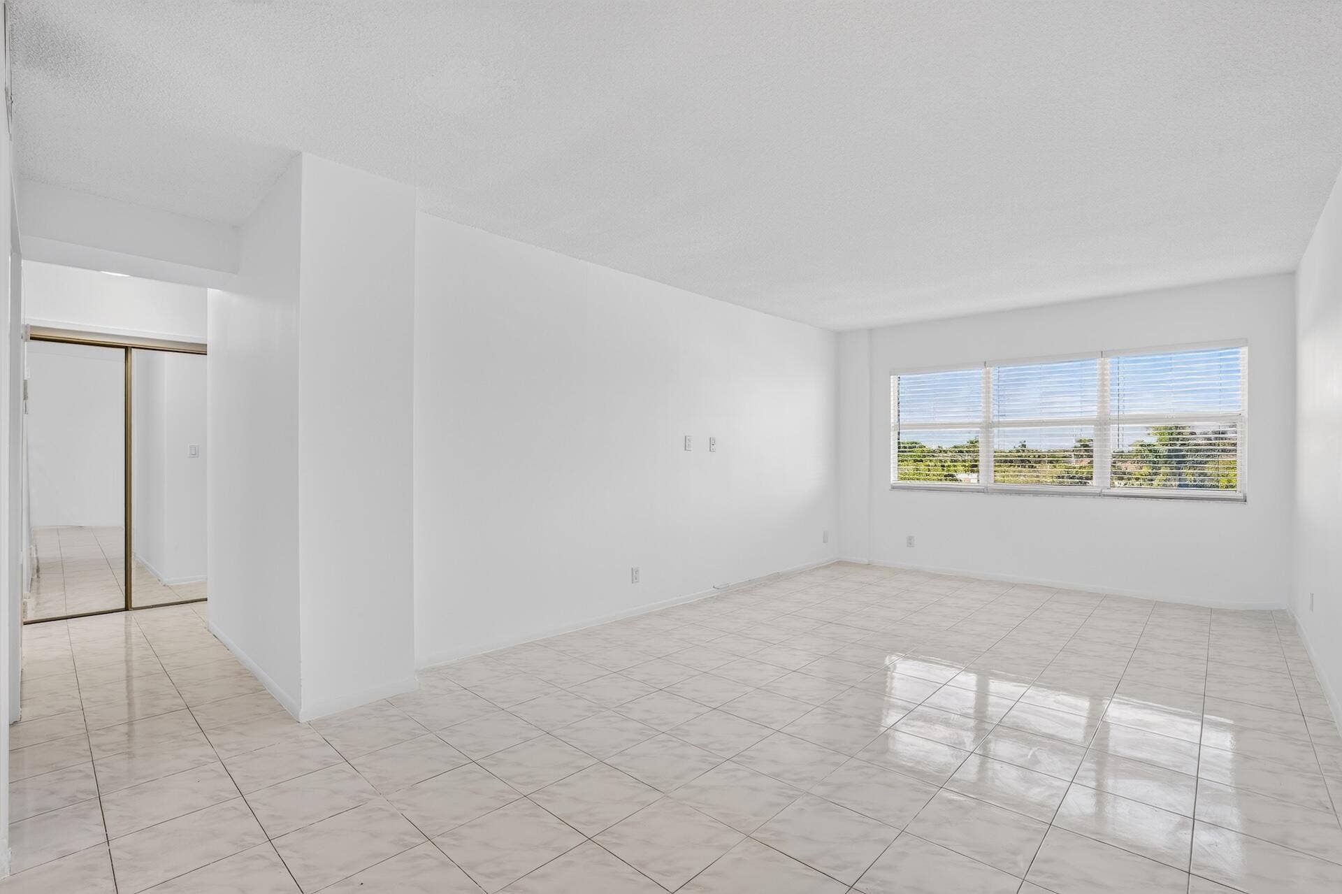 2555 NE 11TH Street, #404, Fort Lauderdale, FL 33304 Horizon 404 LIVING AREA