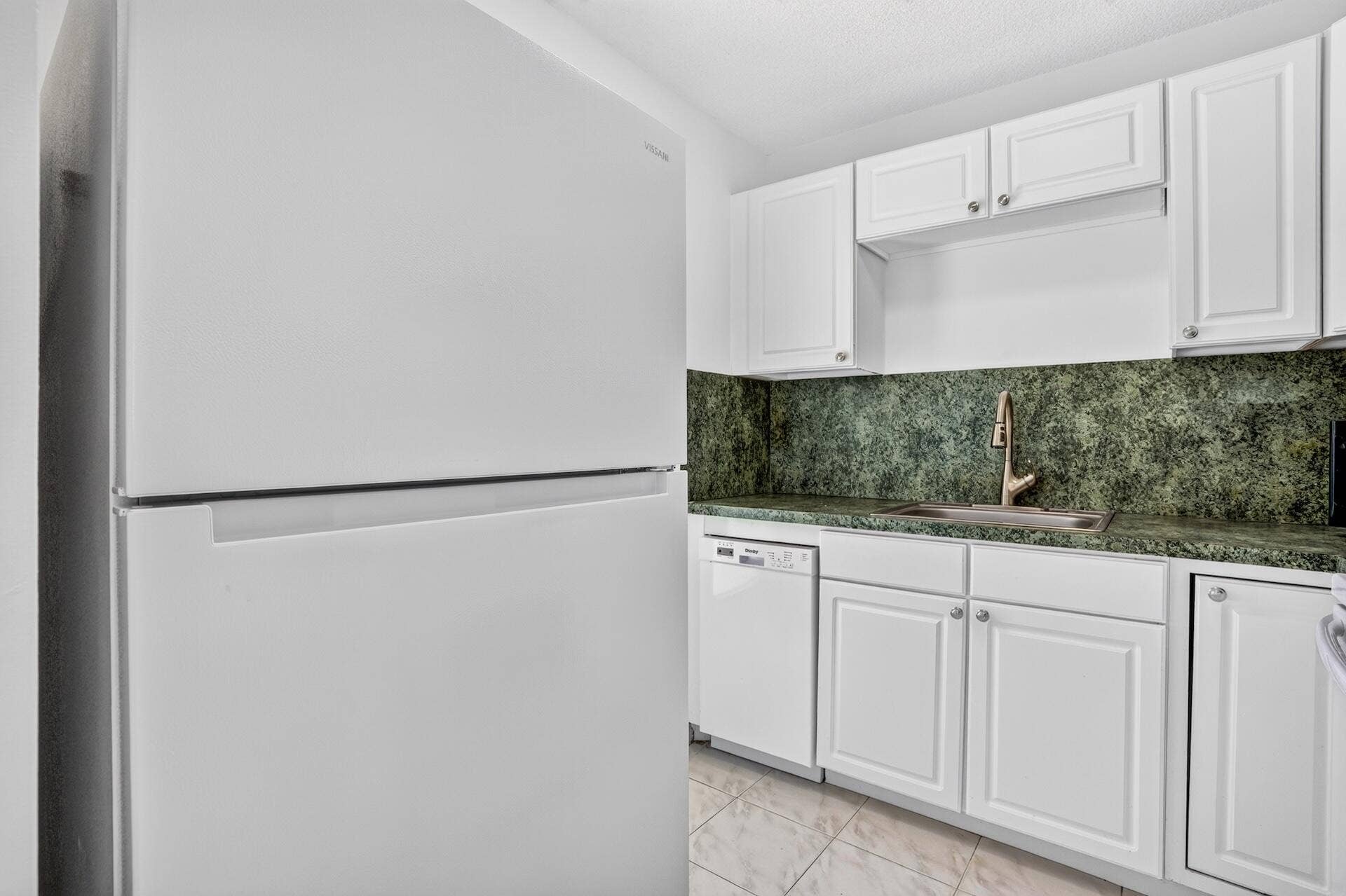 2555 NE 11TH Street, #404, Fort Lauderdale, FL 33304 Horizon 404 KITCHEN-3