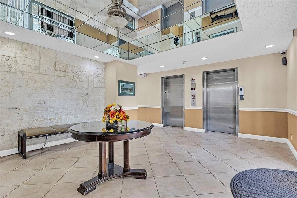 2555 NE 11TH Street, #404, Fort Lauderdale, FL 33304 Horizon lobby