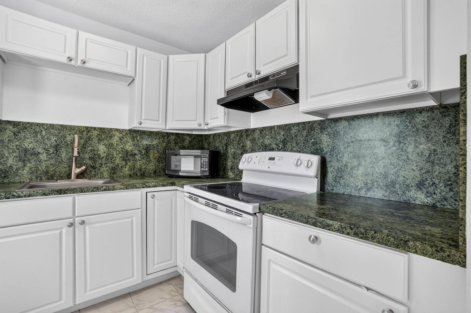 2555 NE 11TH Street, #404, Fort Lauderdale, FL 33304 Horizon 404 KITCHEN-2