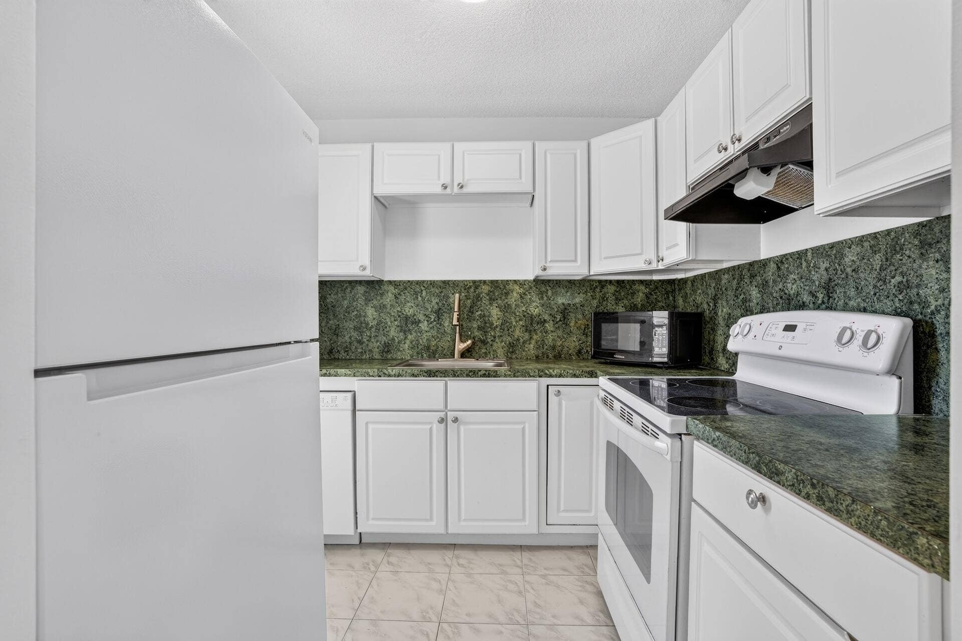 2555 NE 11TH Street, #404, Fort Lauderdale, FL 33304 Horizon 404 KITCHEN